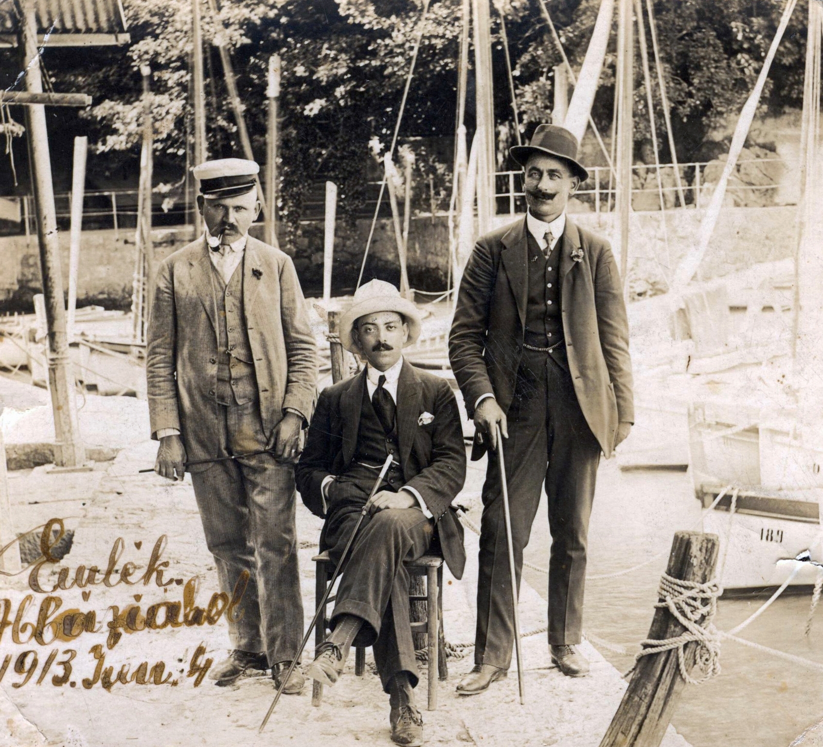 1913, Selyem Tóth Sándor, hárman, átvetett láb, sétabot, nyakkendő, mellény, öltöny, kikötő, emlék, Fortepan #217470