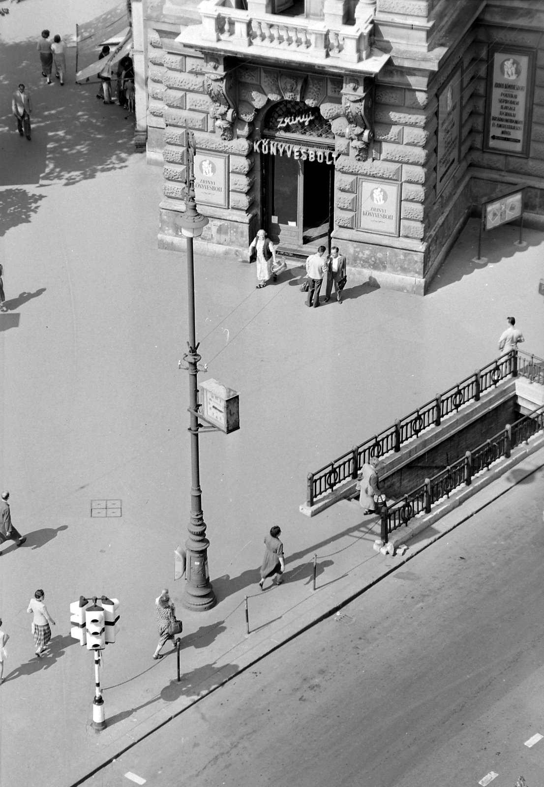Hungary, Budapest VI., Andrássy (Sztálin) út - Bajcsy-Zsilinszky út sarokház., 1956, Kotnyek Antal, watch, street view, genre painting, signal, lamp post, underground railway, Budapest, Fortepan #21748