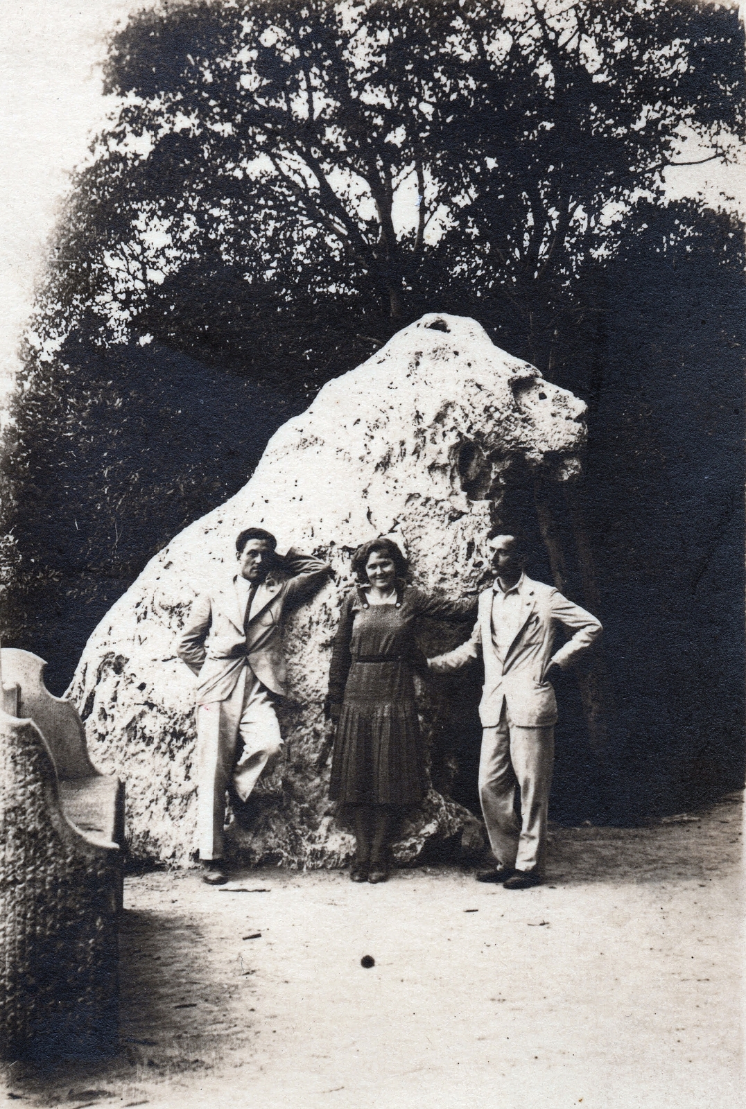 Hungary, Budapest II., Kecske-hegy, Glück Frigyes út, Oroszlán-szikla., 1935, Takács Zalán, Budapest, three people, stone lion, Fortepan #217480