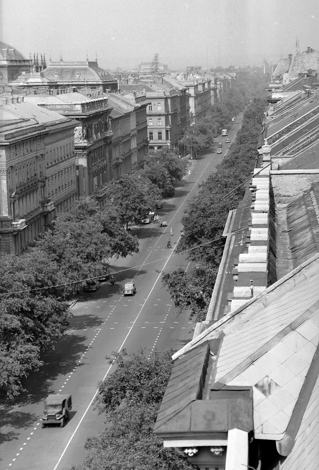 Hungary, Budapest VI., Andrássy (Sztálin) út a Bajcsy-Zsilinszky út felől nézve., 1956, Kotnyek Antal, traffic, street view, Budapest, crosswalk, Fortepan #21749
