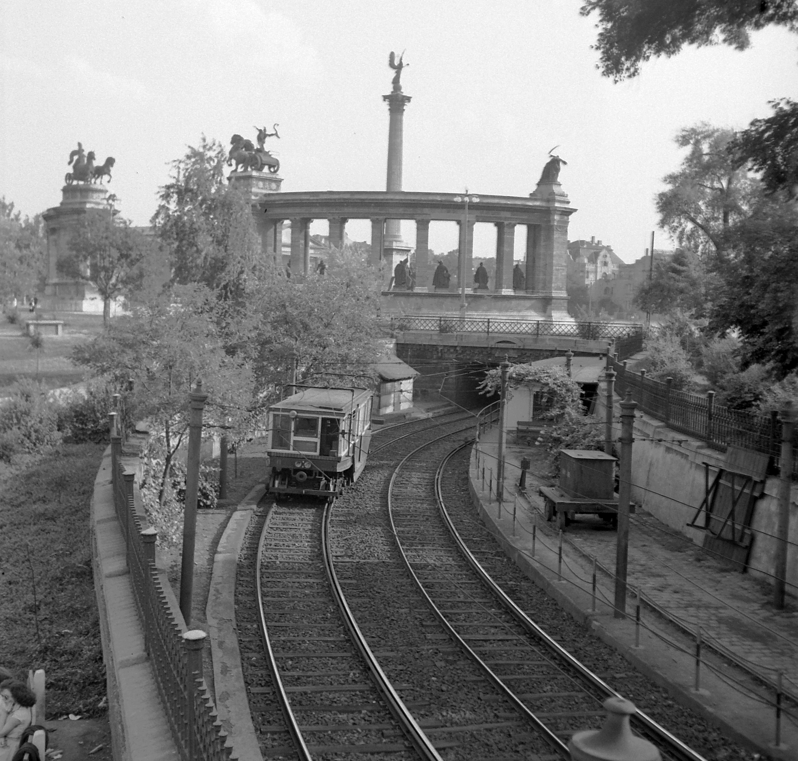 Magyarország, Budapest XIV., a Millenniumi Földalatti Vasút az Állatkert felől tart a Hősök tere alá (bal oldali közlekedés)., 1956, Kotnyek Antal, Siemens-Schlick-márka, Budapest, Fortepan #21751