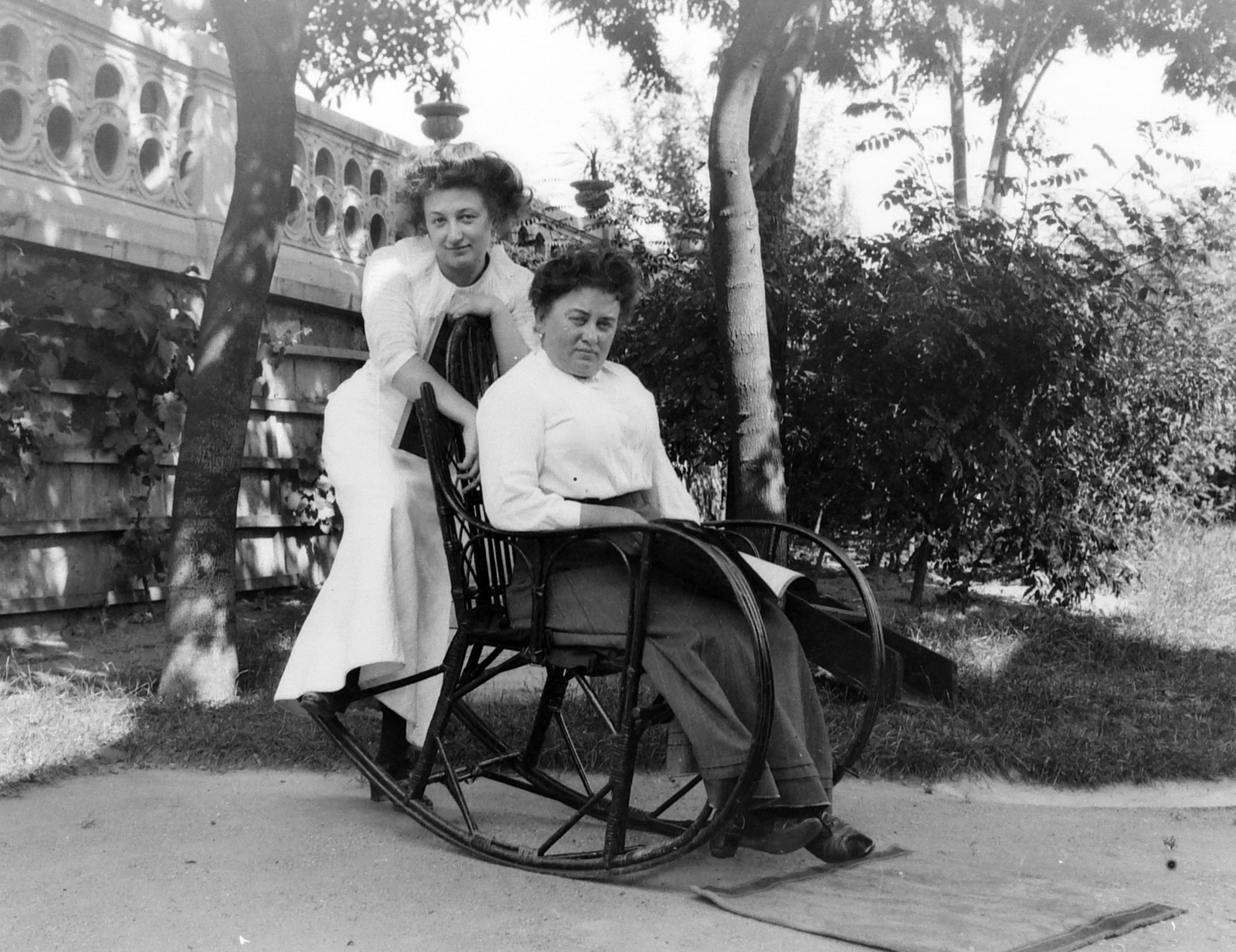 Hungary, Törökbálint, Árpád utca 23., Walla József cement- és mozaikgyáros családtagjai villájuk kertjében., 1921, Törökbálint Anno - Magyarszéky Gábor, rocking chair, Fortepan #217522