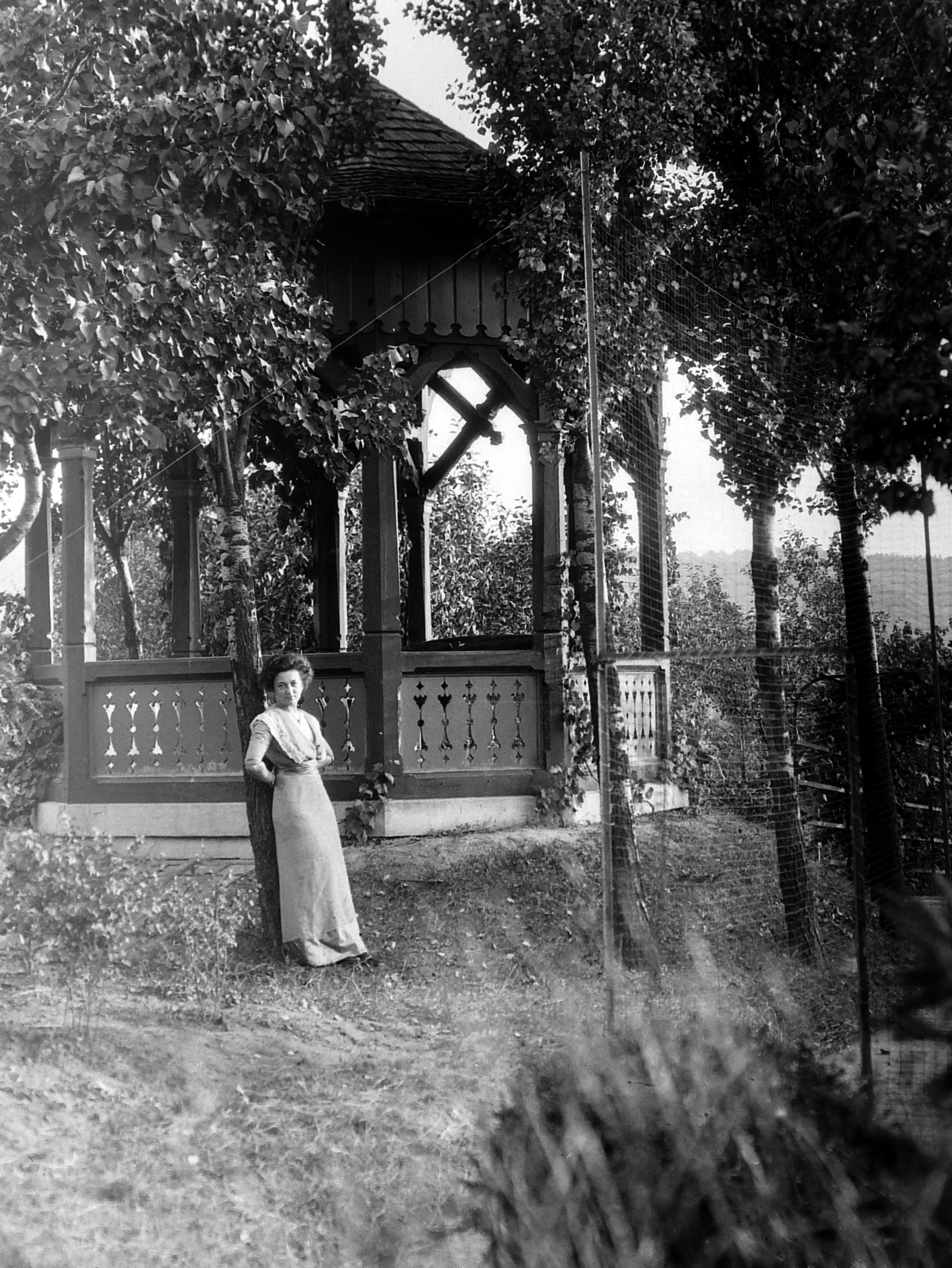 Hungary, Törökbálint, Kastély utca 32., a felvétel Walla József cement- és mozaikgyáros kastélyának kertjében készült., 1918, Törökbálint Anno - Magyarszéky Gábor, Fortepan #217536