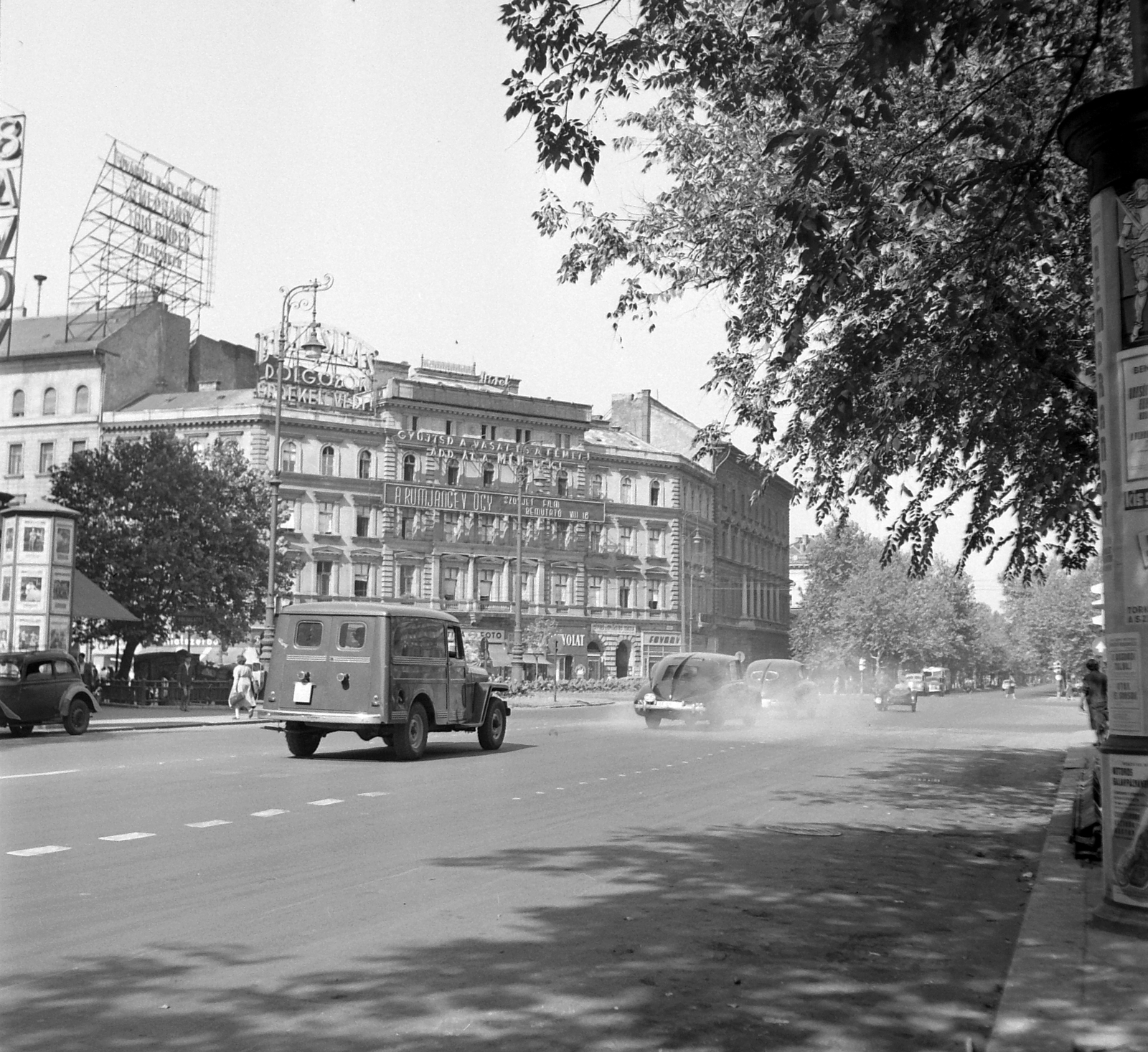 Hungary, Budapest VI., Oktogon (November 7. tér)., 1956, Kotnyek Antal, traffic, poster, street view, ad pillar, lamp post, automobile, Tatra T87, Budapest, Fortepan #21754