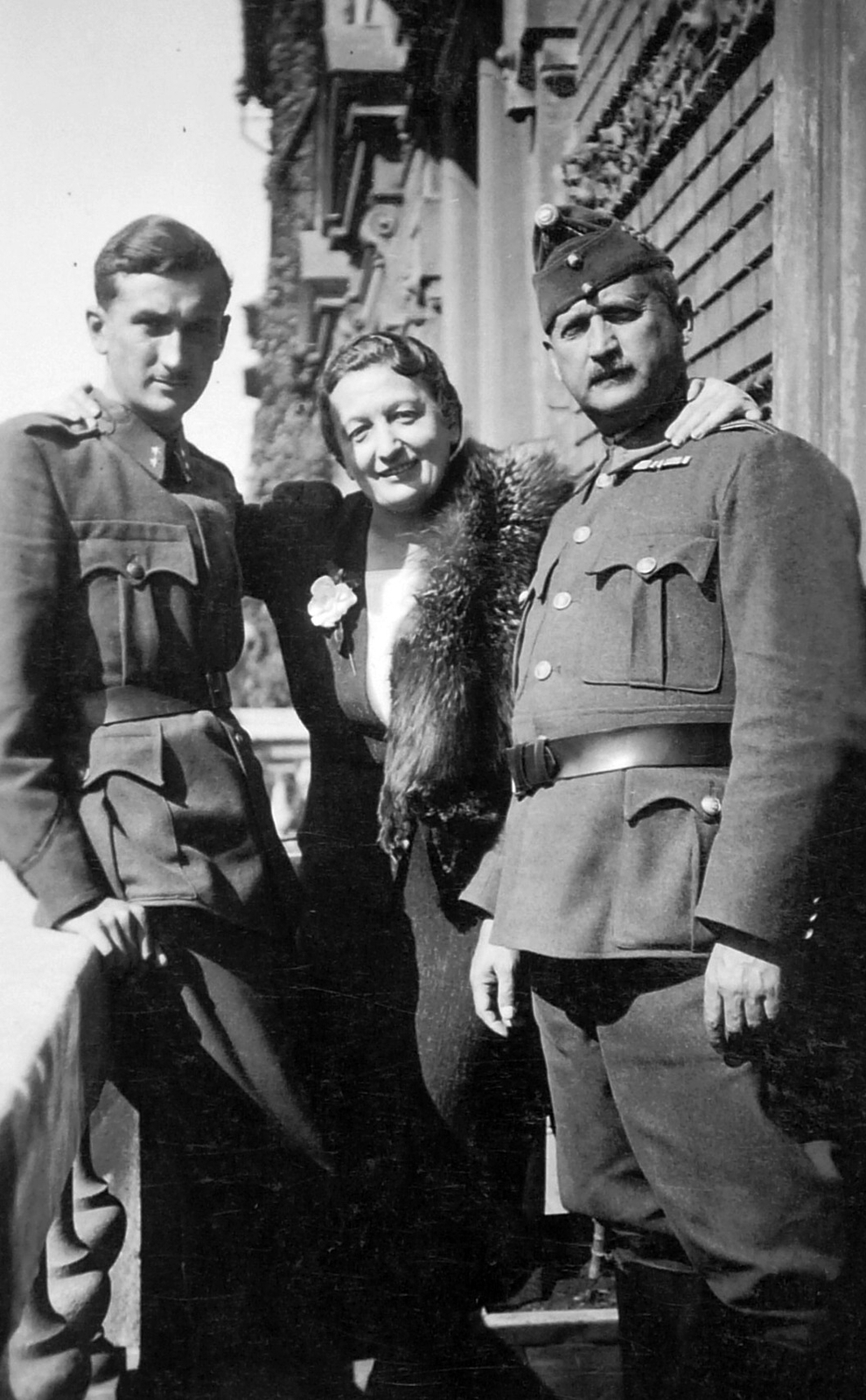 Hungary, Budapest VII., a felvétel a Rottenbiller utca 15. számú ház erkélyén készült. Jobbra Szabó Béla Leó festőművész, családjával., 1941, Törökbálint Anno - Magyarszéky Gábor, balcony, chevron, Hungarian soldier, Budapest, three people, fur, Fortepan #217552