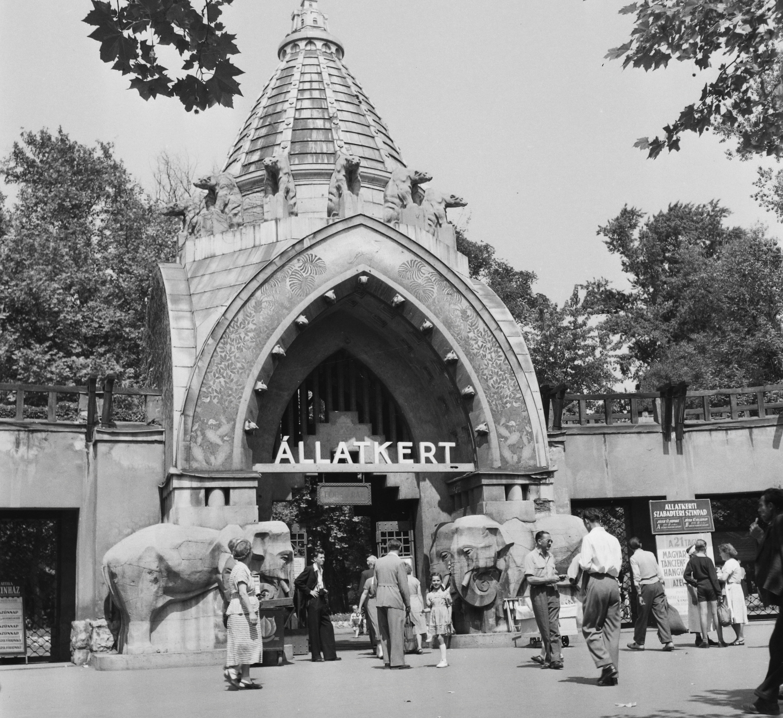 Hungary, Zoo, Budapest XIV., főbejárat., 1956, Kotnyek Antal, genre painting, Budapest, pointed arch, elephant, Fortepan #21756