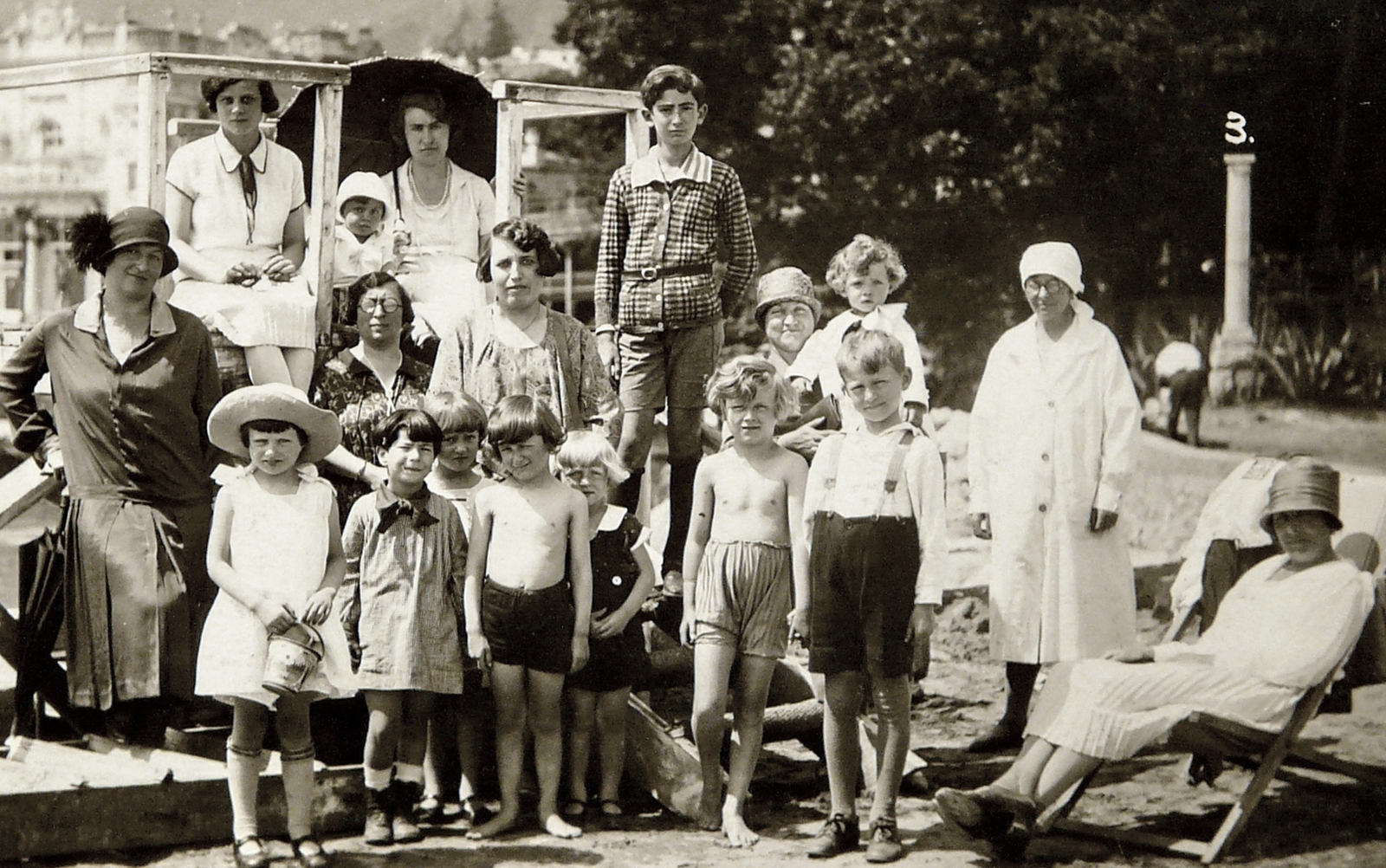 Croatia,Adriatic Sea, Opatija, háttérben a Hotel Quarnero., 1931, Törökbálint Anno - Magyarszéky Gábor, hat, bathing suit, tableau, deck chair, Fortepan #217561