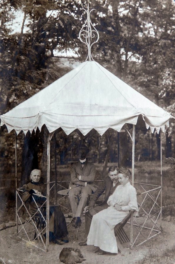 Magyarország, Verőce, (Nógrádverőce), Migazzi utca 1., Migazzi-kastély. Jobbra félig takarva Dümmerling Ödön építész., 1904, Törökbálint Anno - Magyarszéky Gábor, család, pavilon, asztalon ülni, ponyva, Fortepan #217573