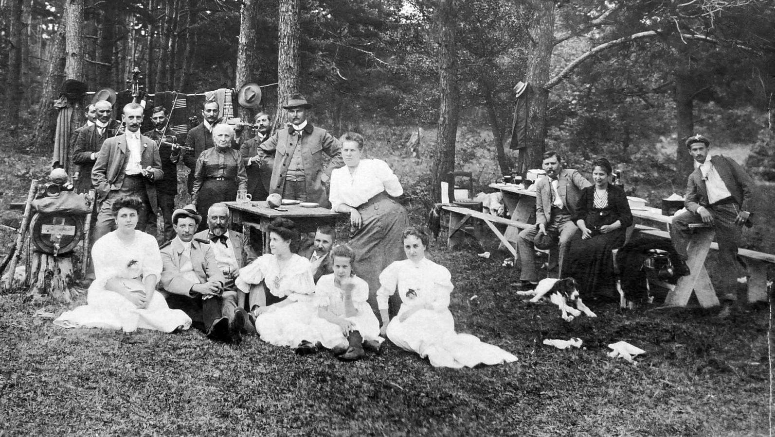 Magyarország, Verőce, (Nógrádverőce), erdei mulatság a Migazzi-kastély mellett. Jobbra a sötét ruhás hölgy mellett Dümmerling Ödön építész, az asztal végén Szabó Béla Leó festőművész ül., 1907, Törökbálint Anno - Magyarszéky Gábor, kalap, kirándulás, csoportkép, Fortepan #217577