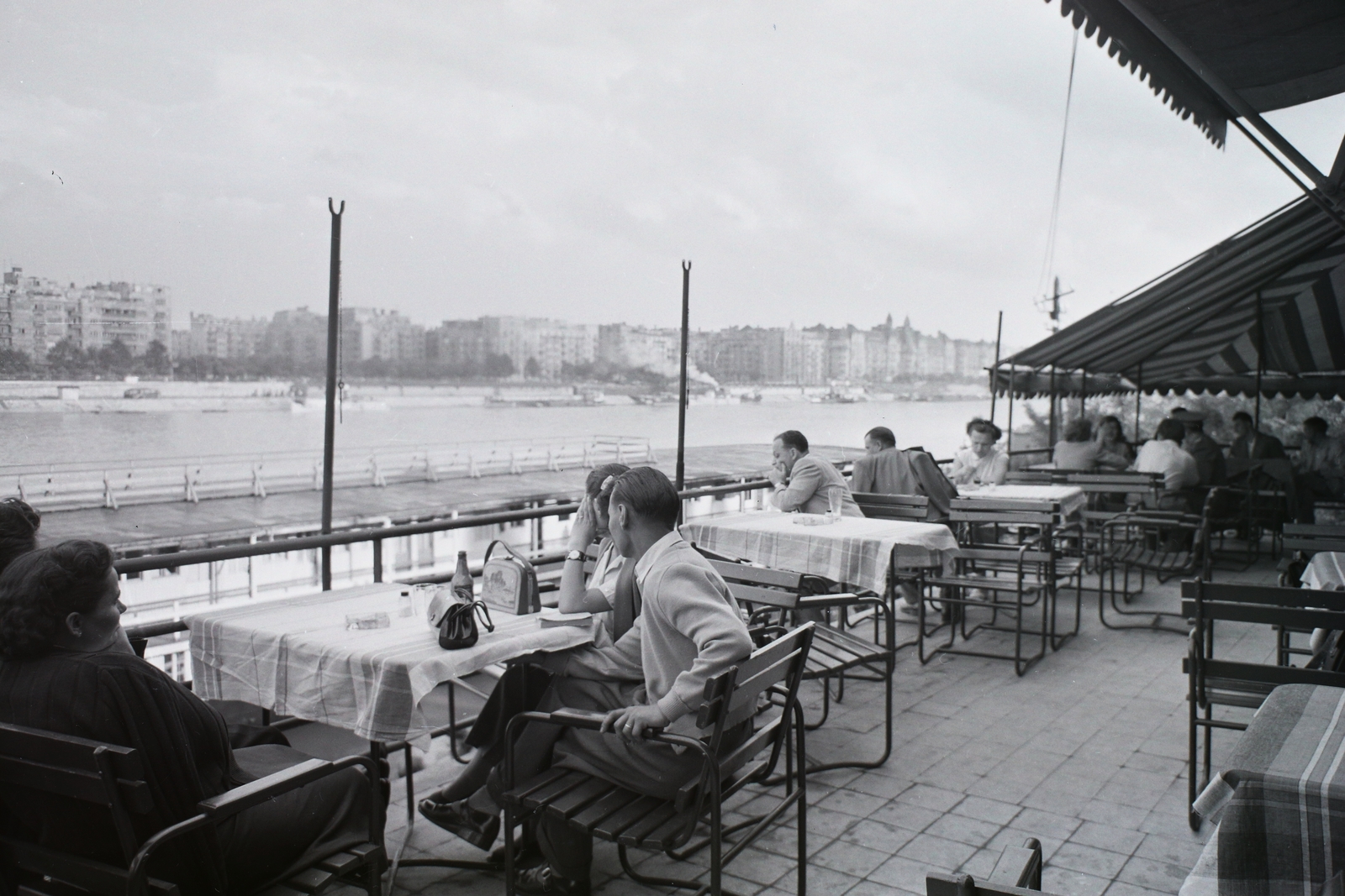 Hungary, Margit Islands, Budapest, szemben az Újpest rakpart és a Szent István park., 1956, Kotnyek Antal, hospitality, ship, genre painting, terrace, handbag, river, Fortepan #21758