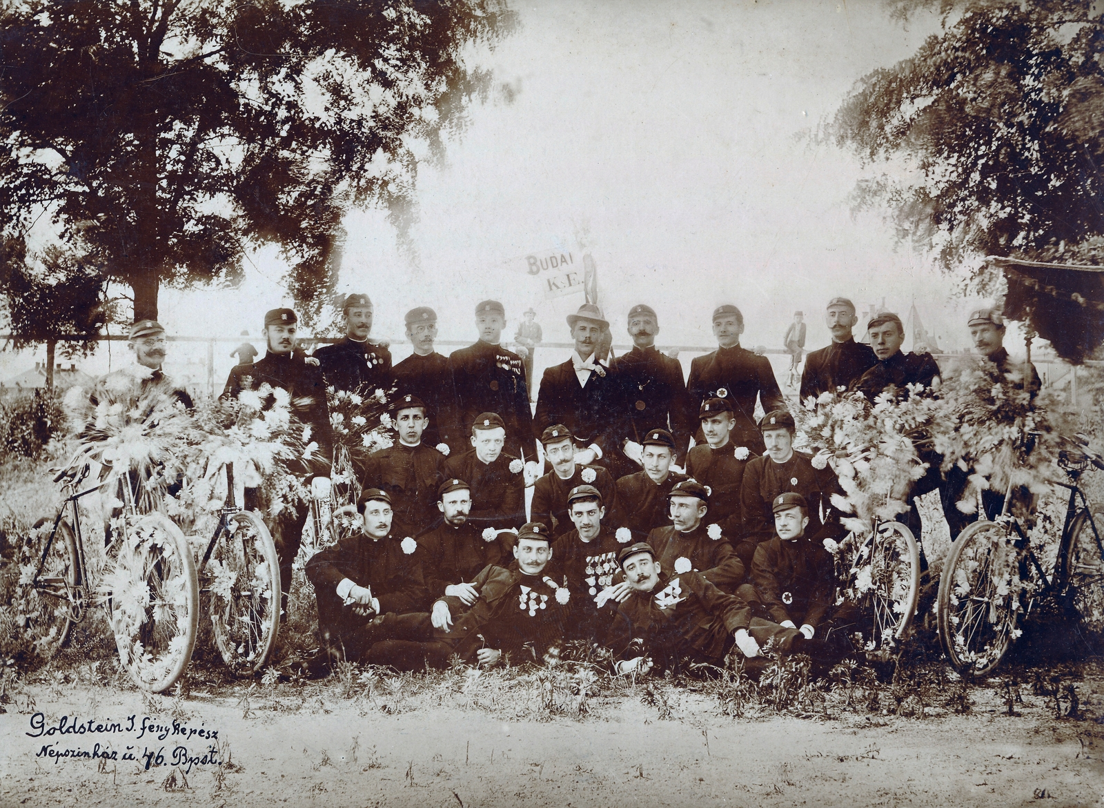 Hungary, Budapest XIV., Millenáris Sporttelep, a Budai Kerékpár-Egyesület tagjai., 1901, Csuthy András, bicycle, tableau, flower decoration, medal, bicycle club, Budapest, Fortepan #217587