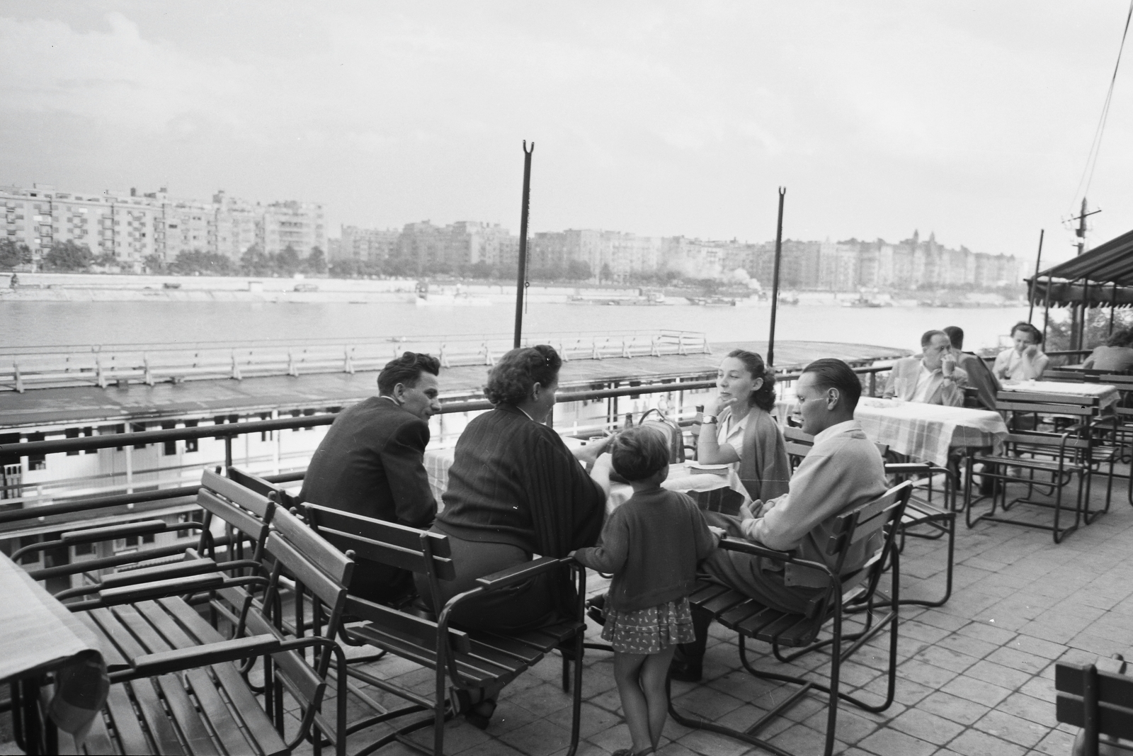 Hungary, Margit Islands, Budapest, szemben az Újpest rakpart és a Szent István park., 1956, Kotnyek Antal, hospitality, ship, genre painting, terrace, garden furniture, river, Fortepan #21759
