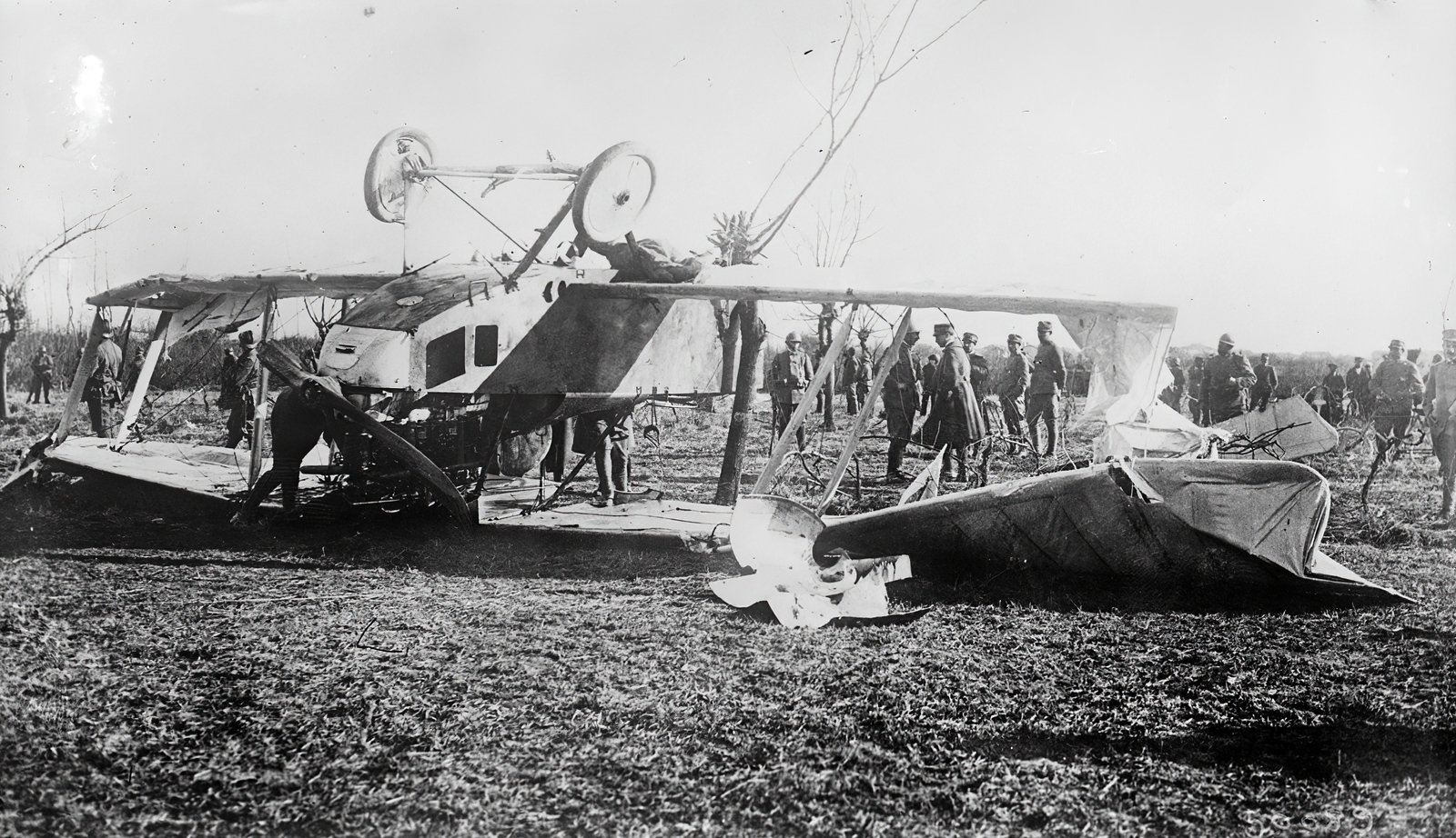 Italy, az Osztrák-Magyar Monarchia légierejének lelőtt repülőgépe., 1917, Francia Nemzeti Könyvtár, airplane, wreck, Fortepan #217626