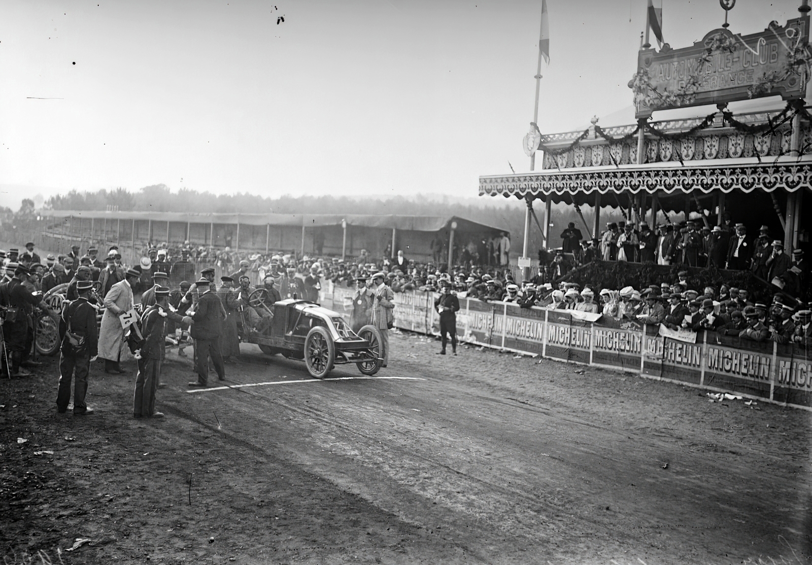 France, Voie de la Liberté, a későbbi győztes Szisz Ferenc Renault AK-ja a Francia Autóklub Nagydíjának (Grand Prix de l'ACF) rajtján., 1906, Francia Nemzeti Könyvtár, car race, grandstand, Renault-brand, French brand, Fortepan #217648