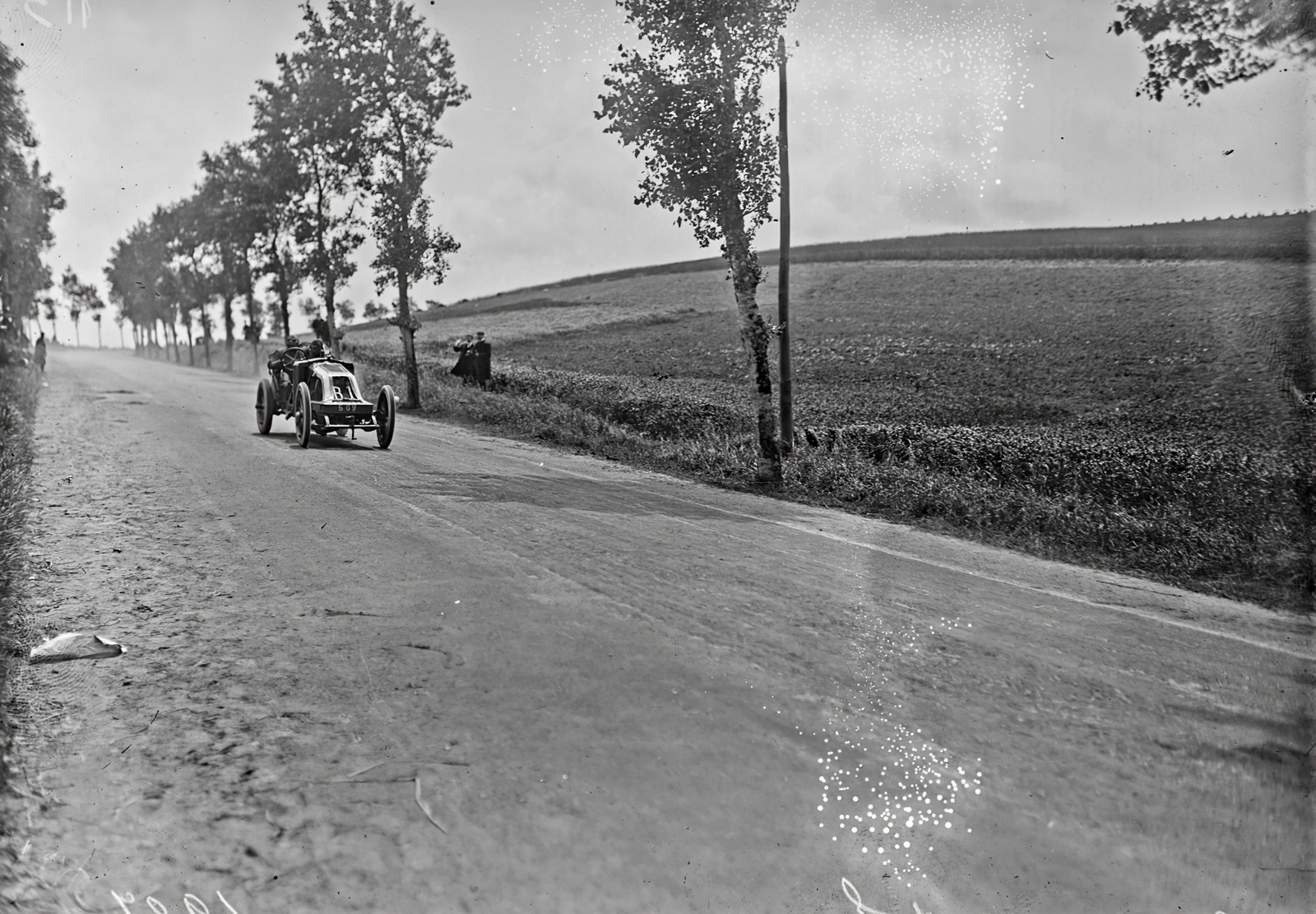 Franciaország, Eu, Szisz Ferenc Renault AK-ja a Francia Autóklub Nagydíján (Grand Prix de l'ACF)., 1907, Francia Nemzeti Könyvtár, autóverseny, fasor, versenyautó, Renault-márka, francia gyártmány, Fortepan #217649