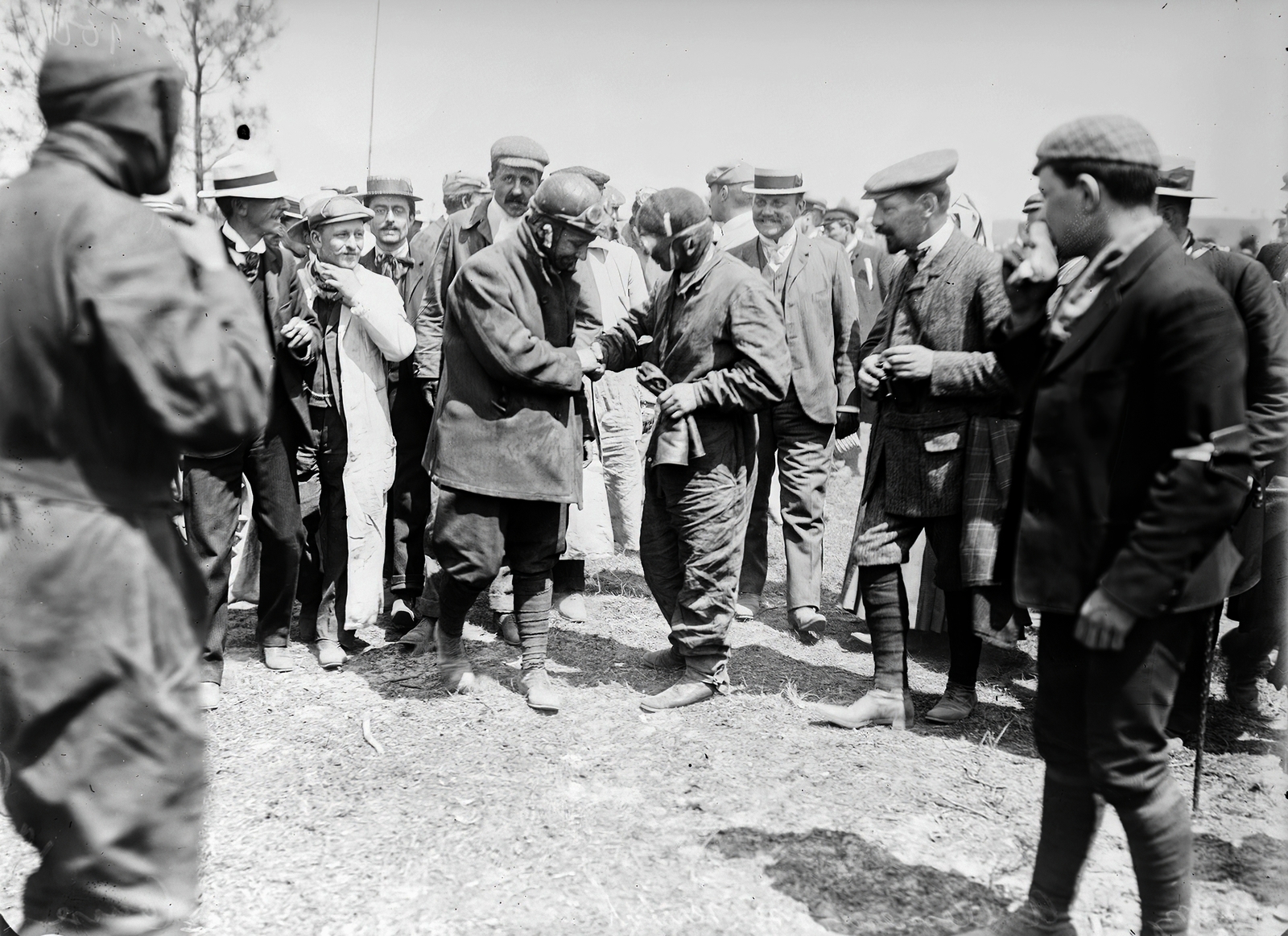 Franciaország, Soulitré, a Francia Autóklub Nagydíján (Grand Prix de l'ACF) győztes Szisz Ferenc és a harmadik helyezett Albert Clément kézfogása a verseny után., 1906, Francia Nemzeti Könyvtár, bőrkabát, kézfogás, motoros szemüveg, autóverseny, Fortepan #217650