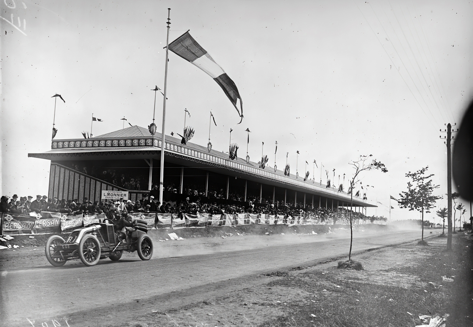 Franciaország, Dieppe, Szisz Ferenc Renault AK-ja a Francia Autóklub Nagydíján (Grand Prix de l'ACF)., 1907, Francia Nemzeti Könyvtár, zászló, autóverseny, tribün, versenyautó, Renault-márka, Fortepan #217651