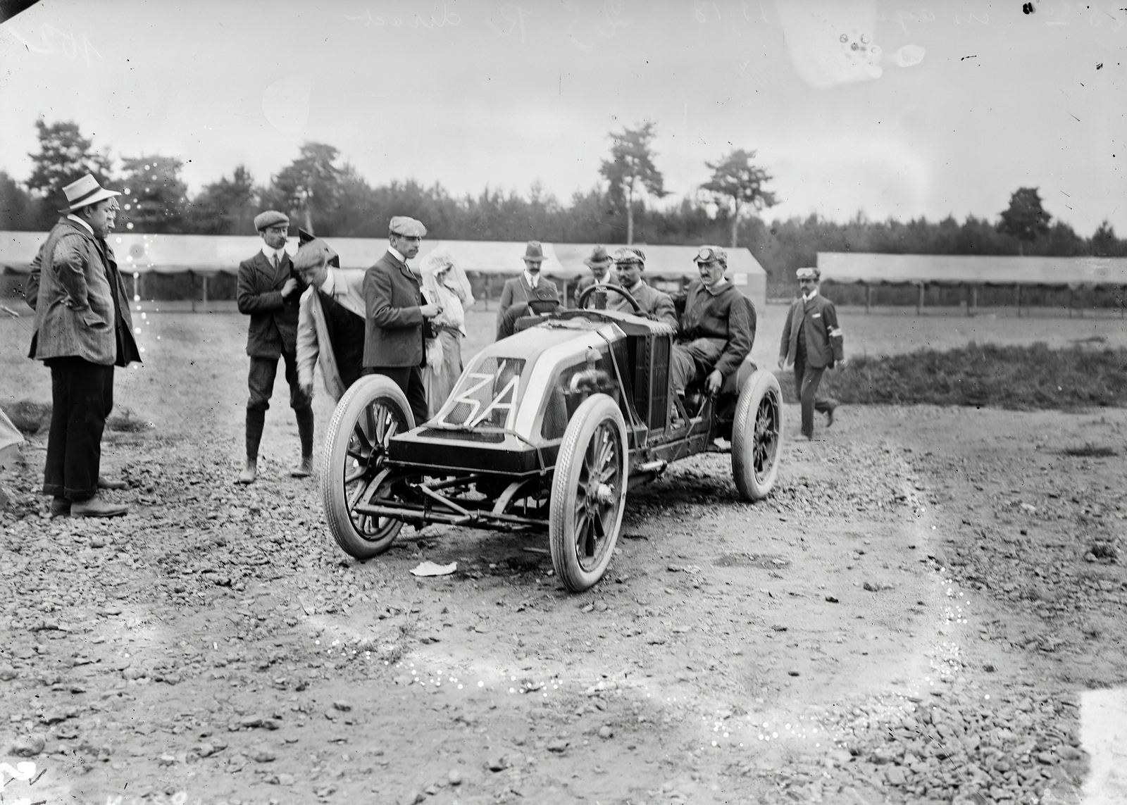 Franciaország, Sarthe megye, a Francia Autóklub Nagydíjának (Grand Prix de l'ACF) későbbi győztese Szisz Ferenc Renault AK típusú versenyautójával., 1906, Francia Nemzeti Könyvtár, autóverseny, Renault-márka, francia gyártmány, versenyautó, Fortepan #217655