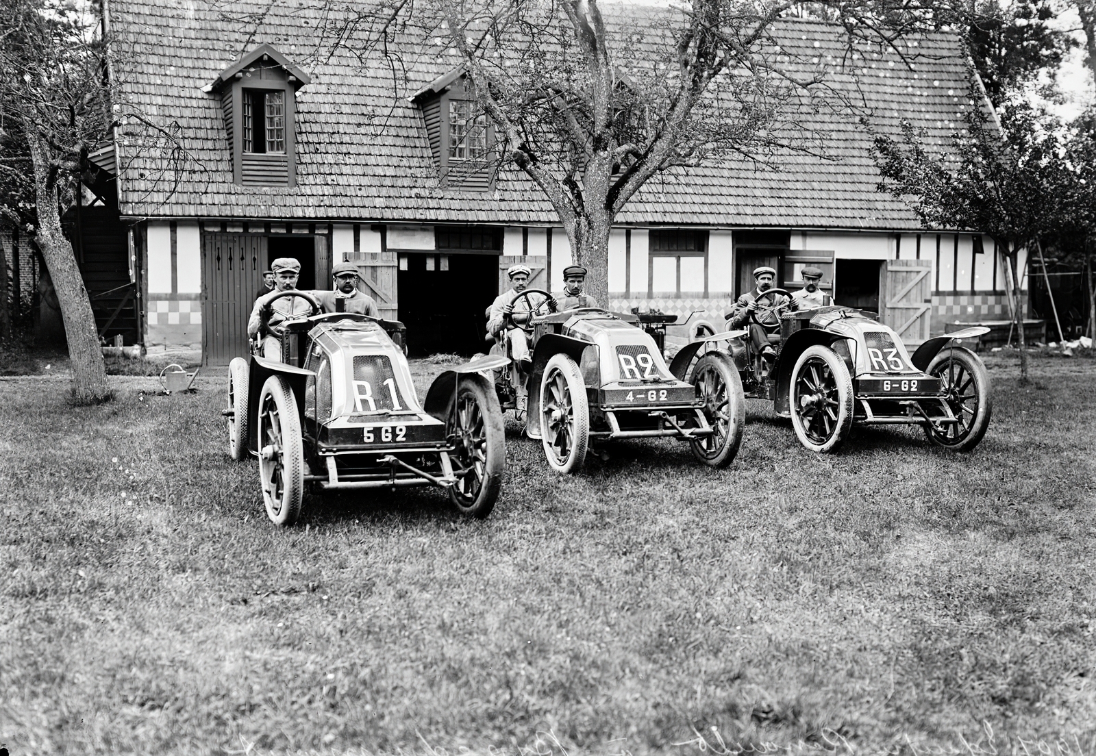 Franciaország, Bracquemont, a Renault csapata a Francia Autóklub Nagydíján (Grand Prix de l'ACF)., 1906, Francia Nemzeti Könyvtár, autóverseny, garázs, kormánykerék, Renault-márka, versenyautó, francia gyártmány, hárman, Fortepan #217656