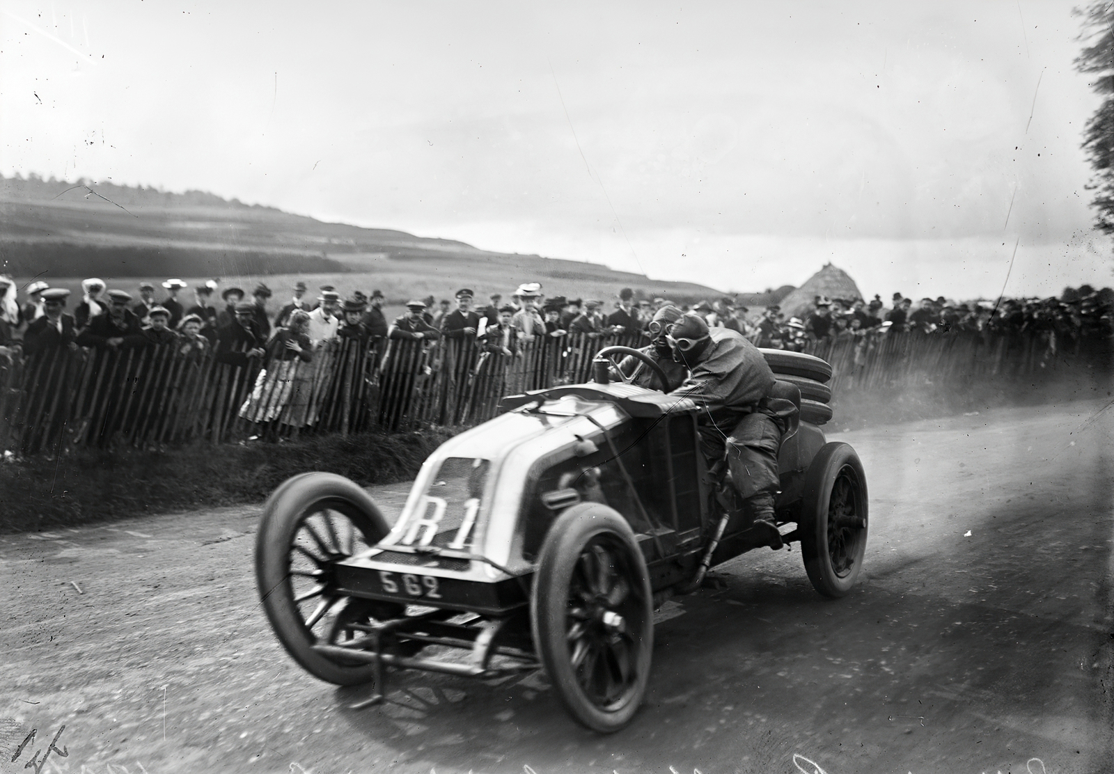 Franciaország, Eu, Seine-Maritime megye, Szisz Ferenc Renault AK típusú versenyautója a Francia Autóklub Nagydíján (Grand Prix de l'ACF) az Eu-i viaduktnál, 1907. július 2-án., 1907, Francia Nemzeti Könyvtár, versenyautó, Renault-márka, francia gyártmány, Fortepan #217657