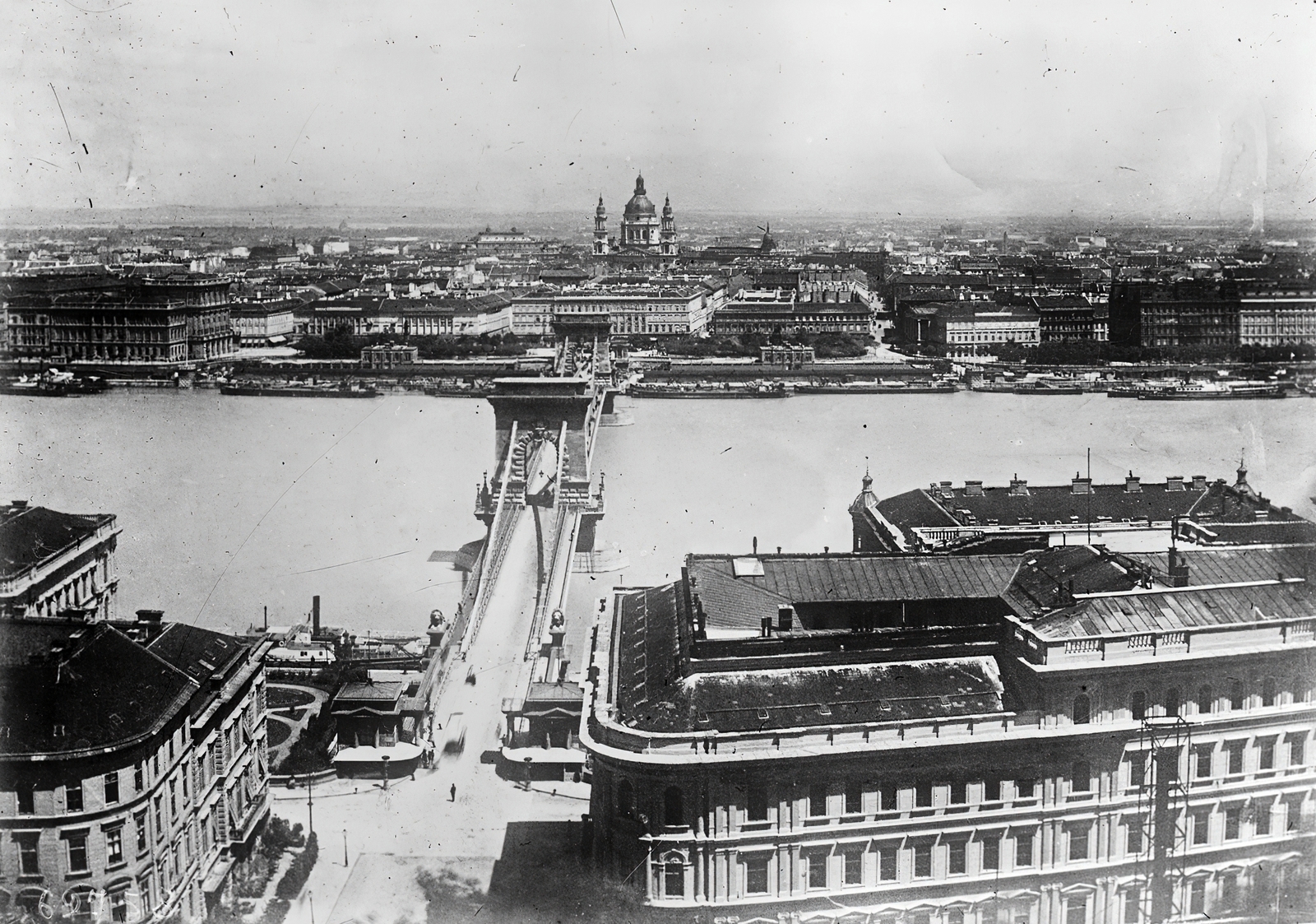 Magyarország, Budapest I.,Budapest V., kilátás a budai Várból a Clark Ádám tér, a Széchenyi Lánchíd és a Bazilika felé., 1900, Francia Nemzeti Könyvtár, Budapest, Duna, Fortepan #217658