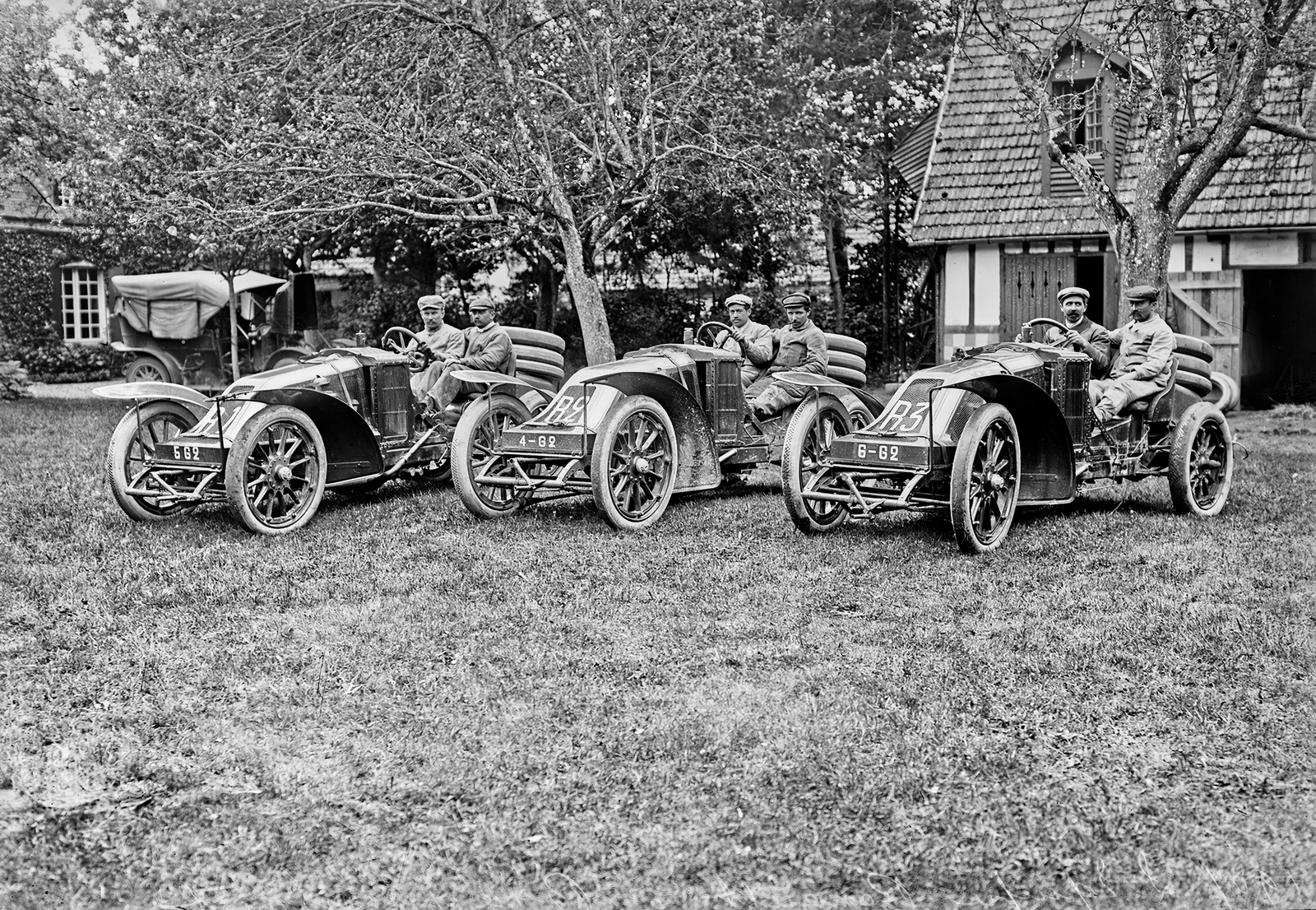 Franciaország, Bracquemont, a Renault csapata a Francia Autóklub Nagydíján (Grand Prix de l'ACF)., 1906, Francia Nemzeti Könyvtár, versenyautó, Renault-márka, francia gyártmány, hárman, Fortepan #217659