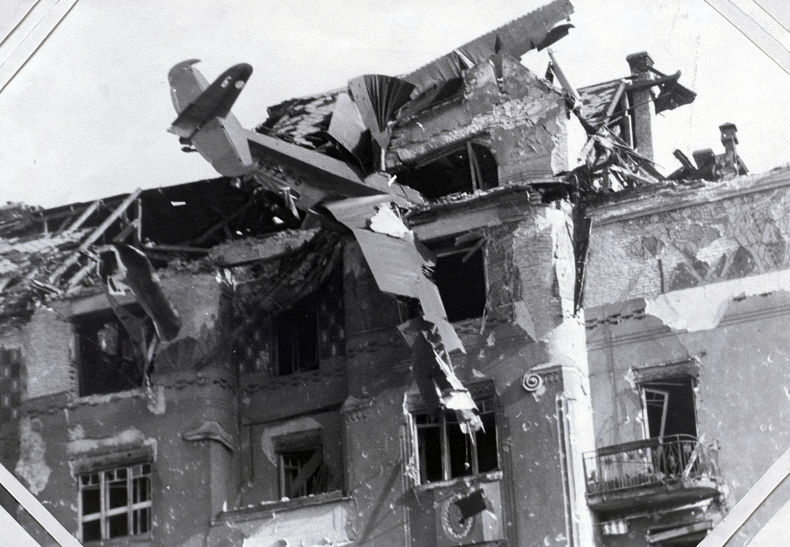 Hungary, Budapest I., az Attila út 35. (Attila körút 2.) számú épületbe csapódott vitorlázó repülőgép., 1945, Vörös Hadsereg, airplane, wreck, damaged building, sailplane, DFS-brand, Budapest, DFS 230, Fortepan #217676