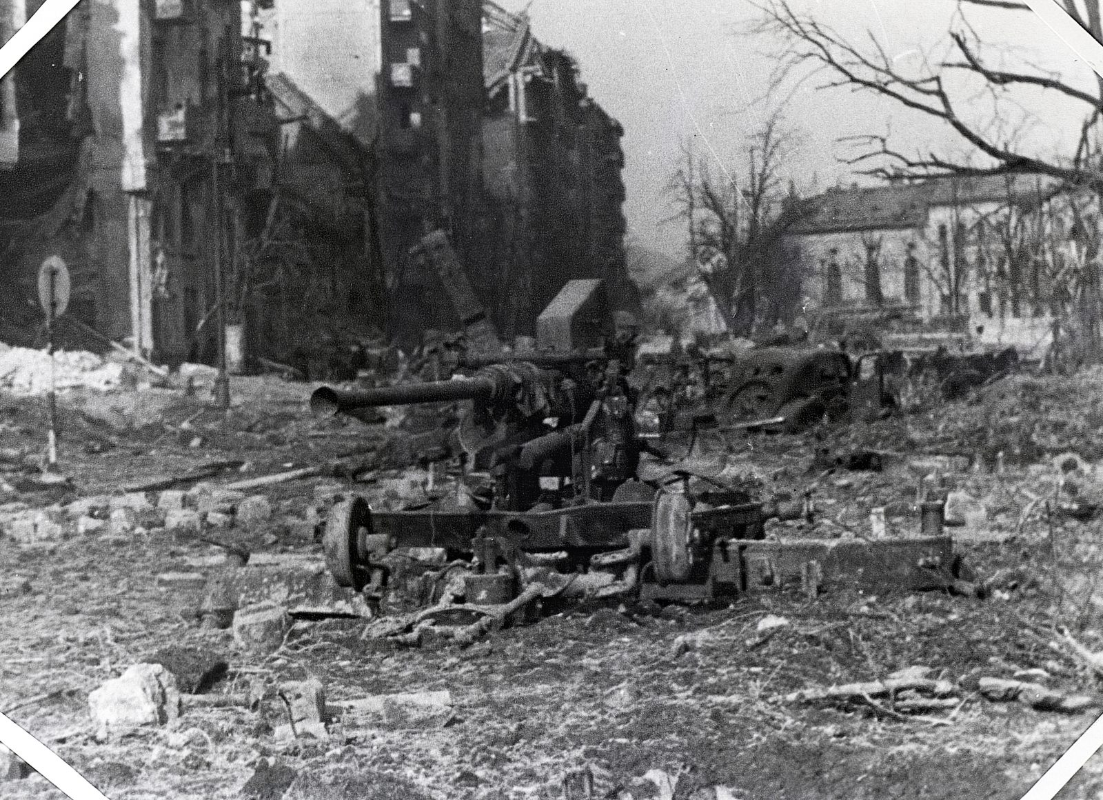 Hungary, Budapest I., Horváth-kert, balra a Krisztina körút házsora, távolabb az Alagút utca épületei., 1945, Vörös Hadsereg, wreck, Bofors-brand, Budapest, Anti aircraft cannon, Fortepan #217681