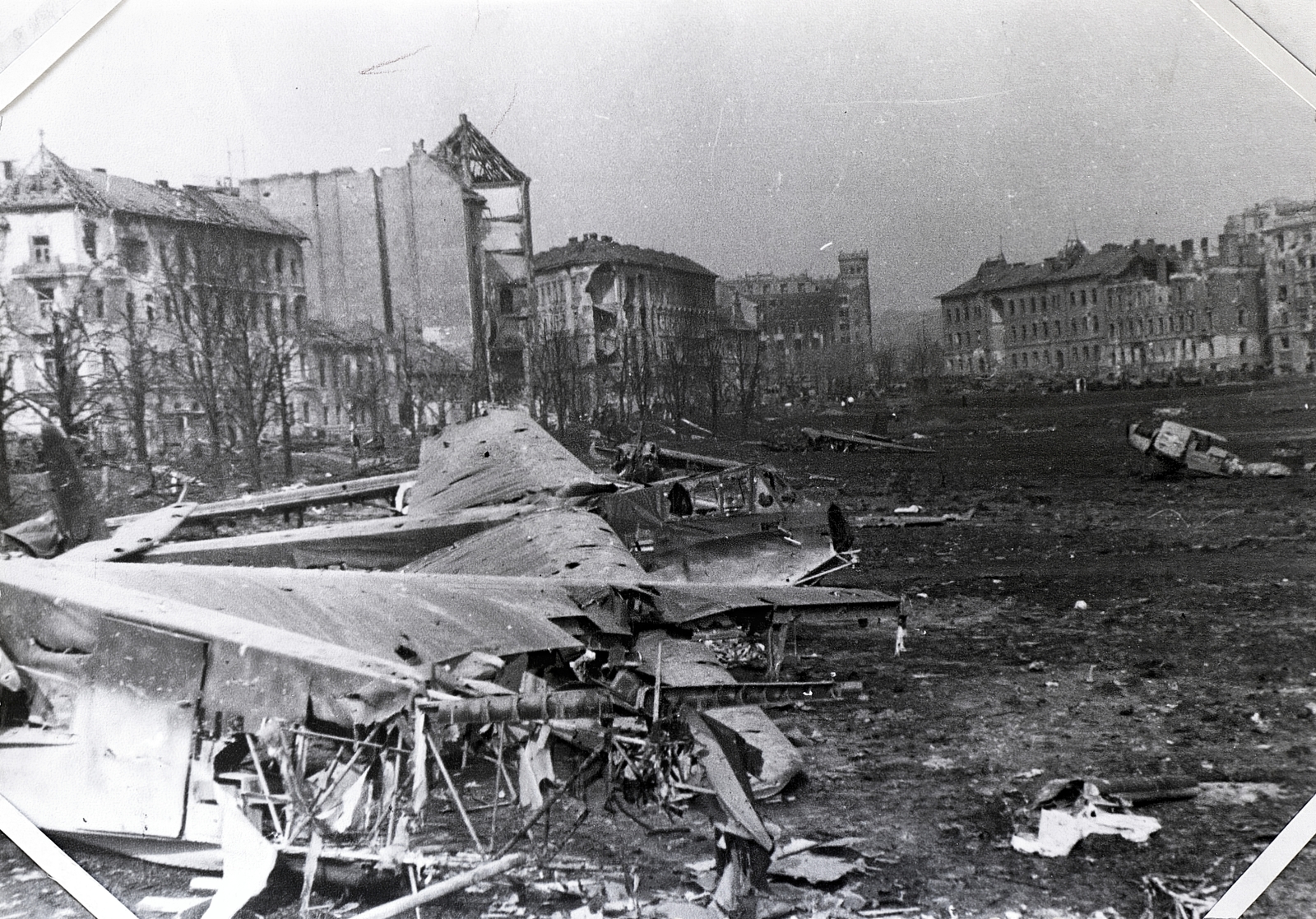 Hungary, Budapest I.,Budapest XII., Vérmező balra a Krisztina körút, szemben a Postapalota, jobbra az Attila (IV. Béla) út házsora., 1945, Vörös Hadsereg, wreck, sailplane, DFS-brand, Budapest, DFS 230, Fortepan #217688