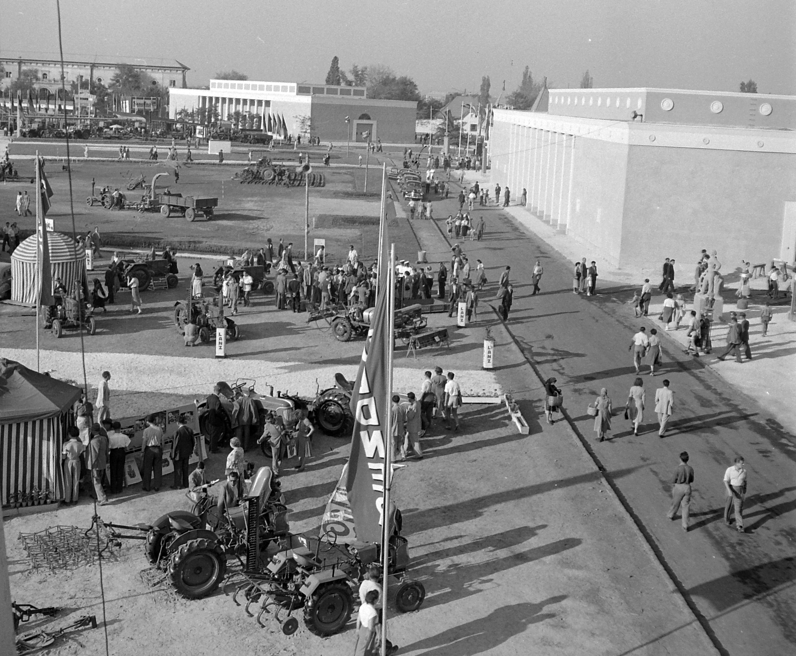 Hungary, Budapest X., Mezőgazdasági Kiállítás az Albertirsai úti vásár területén. Háttérben a Lóversenypálya tribünje., 1954, Kotnyek Antal, Budapest, exhibition, agriculture, tent, tractor, Fortepan #21769