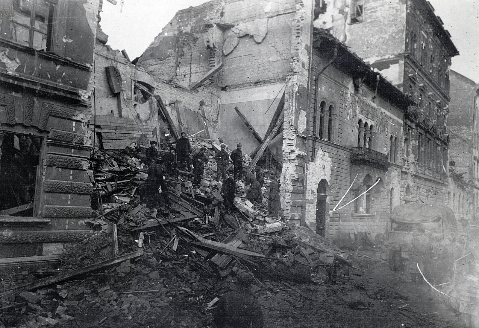 Hungary, Budapest I., Pauler utca, a romos 6., 8. és 10-es számú ház., 1945, Vörös Hadsereg, commercial vehicle, Soviet soldier, damaged building, Budapest, war damage, Fortepan #217695