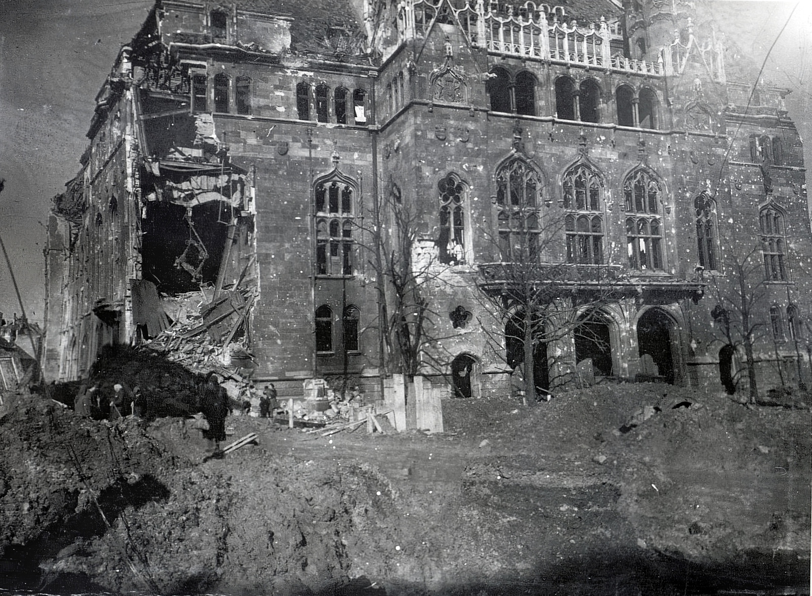 Hungary, Budapest I., Szentháromság tér, a Pénzügyminisztérium épülete mellett balra az Országház utca., 1945, Vörös Hadsereg, parliament, Budapest, damaged building, Fortepan #217698