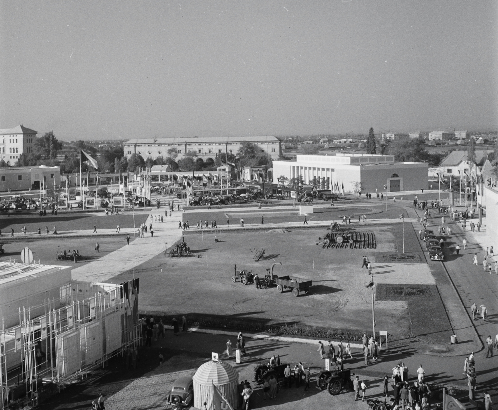 Magyarország, Budapest X., Mezőgazdasági Kiállítás az Albertirsai úti vásár területén. Háttérben a Lóversenypálya tribünje., 1954, Kotnyek Antal, Ráth Károly, Budapest, látkép, sátor, Fortepan #21770