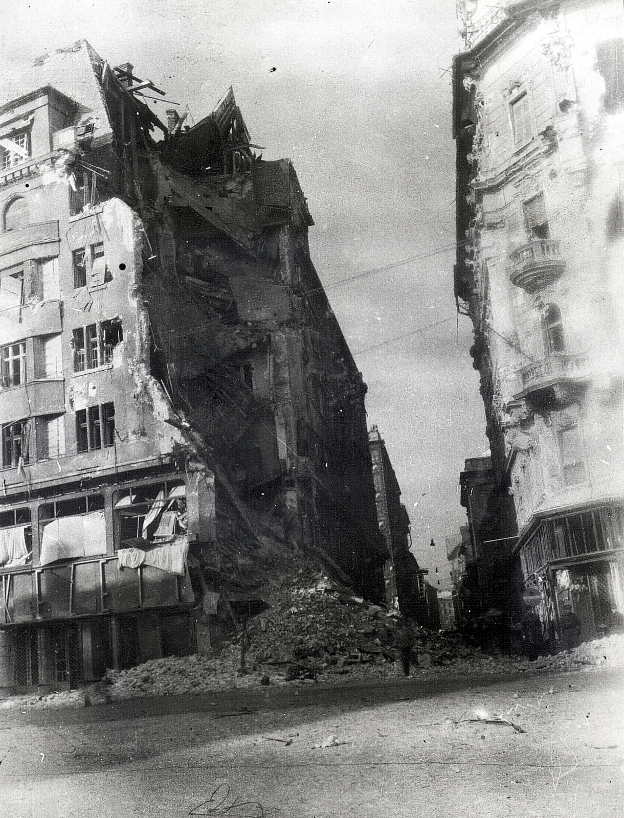 Hungary, Budapest VII., Rákóczi út, szemben a Klauzál utca.
, 1945, Vörös Hadsereg, Budapest, war damage, damaged building, Fortepan #217704