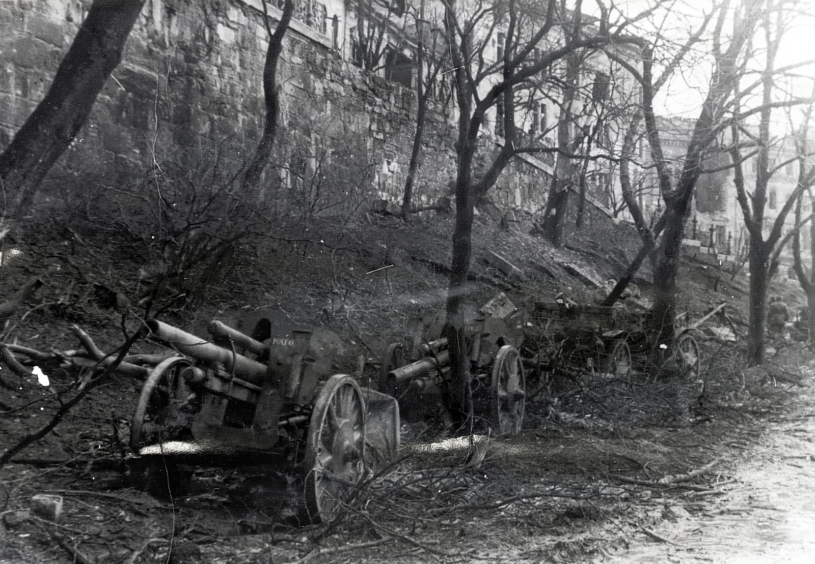 Magyarország, budai Vár, Budapest I., Palota út a Szent György utca felé nézve, fent a Tóth Árpád sétány (Gróf Bethlen István bástyasétány)., 1945, Vörös Hadsereg, Budapest, löveg, Fortepan #217706