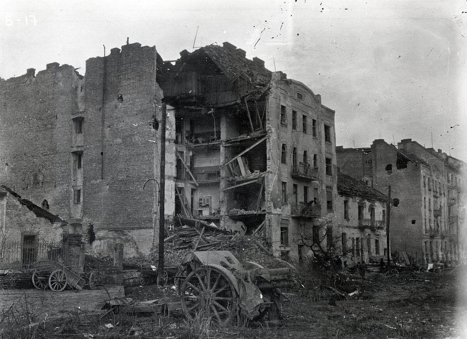 Hungary, Budapest I., a Csörsz utca és a Hegyalja út közötti park, háttérben a Csörsz utca 15-ös számú ház., 1945, Vörös Hadsereg, wreck, damaged building, ordnance, Budapest, war damage, Fortepan #217708