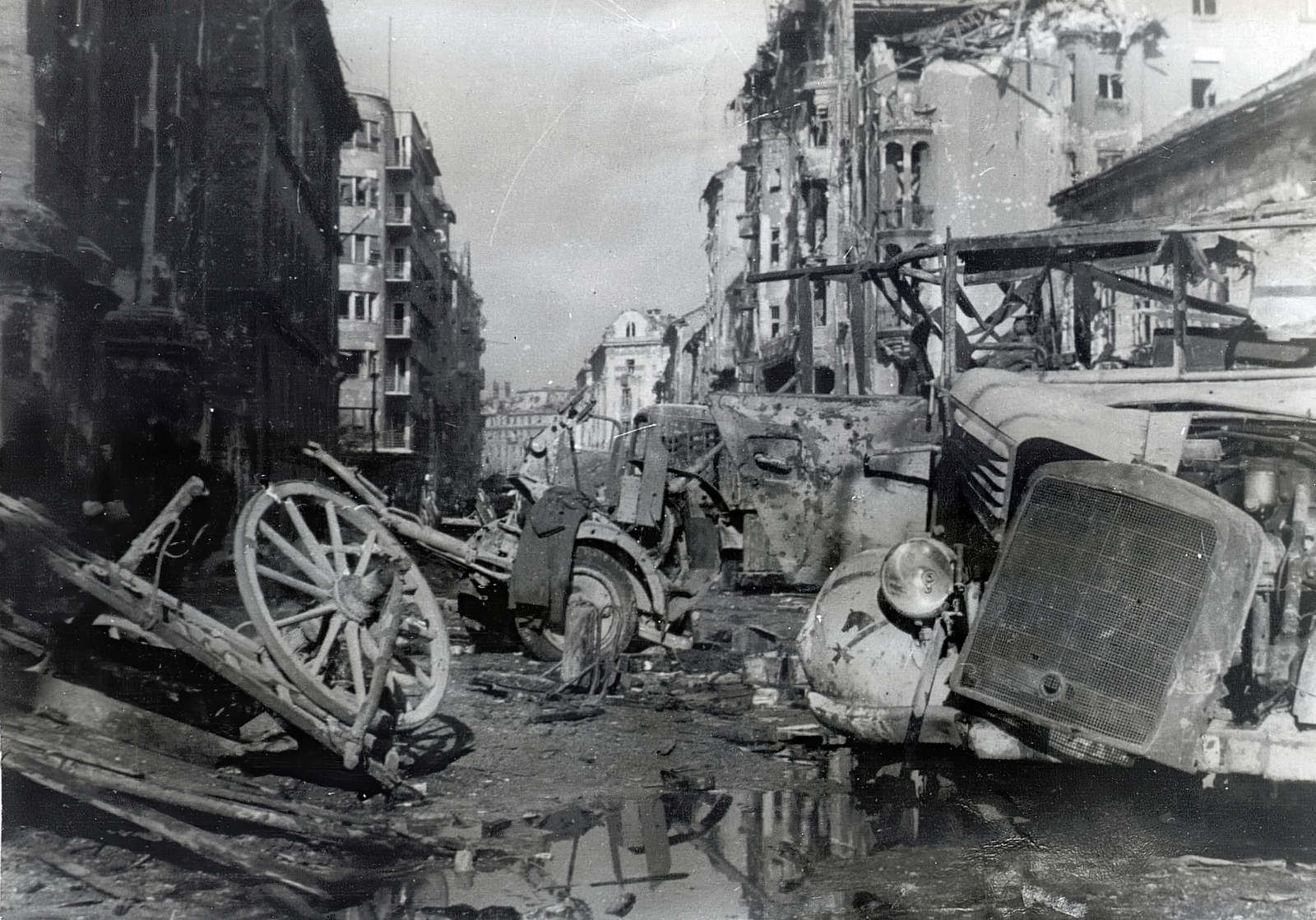 Magyarország, Budapest II., Margit körút az Országúti ferences templom előtt, balra a Rómer Flóris (Zárda) utca, jobbra a Fekete Sas (Pálffy) utca torkolata., 1945, Vörös Hadsereg, járműroncs, Budapest, Mercedes-márka, Fortepan #217711