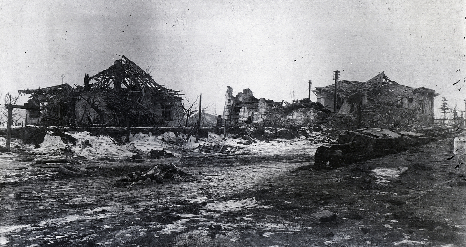 Hungary, Budapest XI., Budaörsi út, Zrínyi II rohamtarack roncsa., 1945, Vörös Hadsereg, wreck, damaged building, assault gun, Budapest, Fortepan #217715