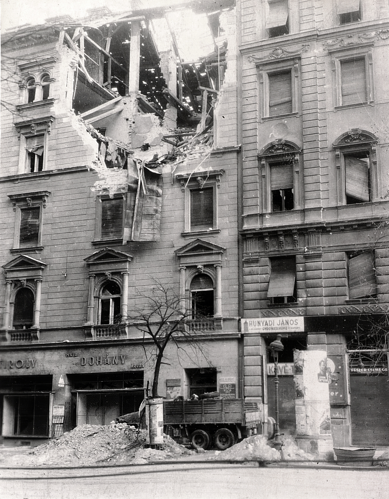 Hungary, Budapest VIII., József körút 34. és 36. számú ház., 1945, Vörös Hadsereg, american brand, commercial vehicle, Budapest, GMC-brand, GMC CCKW 353, damaged building, ad pillar, shutter, Fortepan #217732