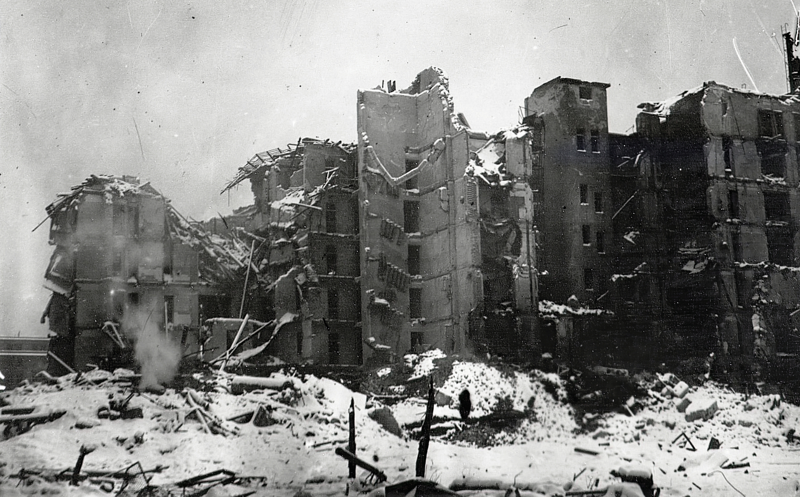Hungary, Budapest V., az 1945. január 13-án felrobbant Szemere utca - Balaton (Rothermere) utca - Honvéd utca - Honvéd tér (ekkor Klotild utca) által határolt háztömb, a Balaton (Rothermere) utca felől nézve., 1945, Vörös Hadsereg, Budapest, war damage, damaged building, Fortepan #217736