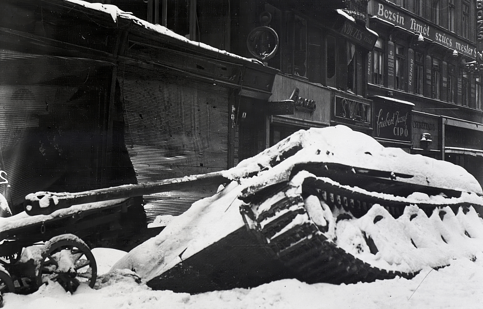 Hungary, Budapest V., Váci utca, a felvétel a 8-as számú ház előtt készült., 1945, Vörös Hadsereg, winter, snow, tank, wreck, Panther tank, Budapest, shutter, Fortepan #217738