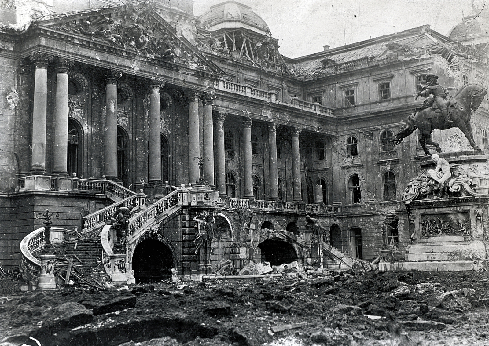 Hungary, Budapest I., a romos Királyi Palota (később Budavári Palota), előterében Savoyai Jenő lovasszobra (Róna József, 1899.)., 1945, Vörös Hadsereg, horse sculpture, Budapest, Prince Eugene of Savoy-portrayal, war damage, stairs, architectural ornament, Fortepan #217741