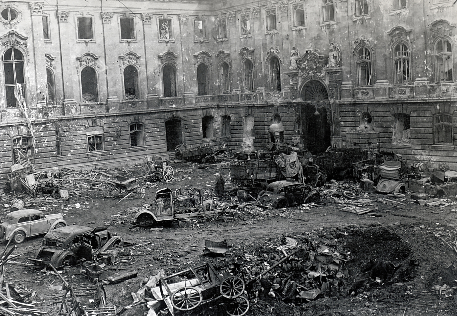 Hungary, Budapest I., a romos Királyi Palota (később Budavári Palota) Nagy udvara., 1945, Vörös Hadsereg, wreck, Budapest, Fortepan #217742