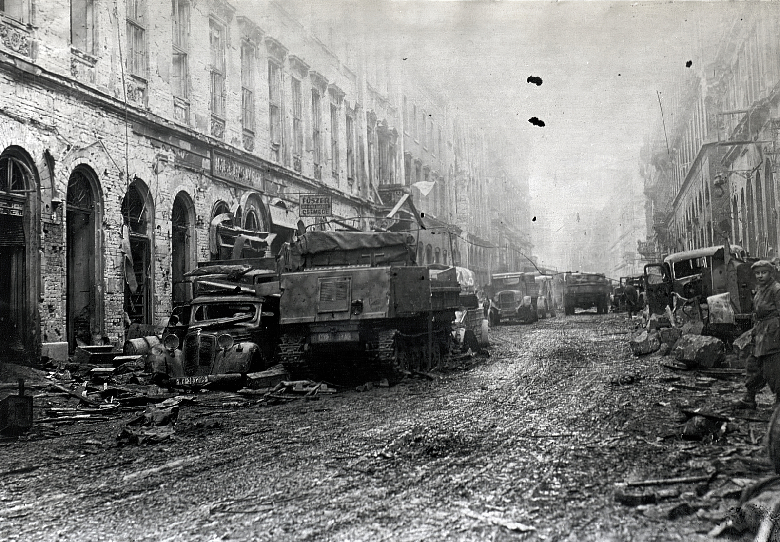 Magyarország, Budapest I., Fő utca, a felvétel a 7-es számú ház előtt készült., 1945, Vörös Hadsereg, teherautó, járműroncs, Budapest, Steyr RSO/3, Raupenschlepper Ost, Steyr-Daimler-Puch-márka, Fortepan #217744