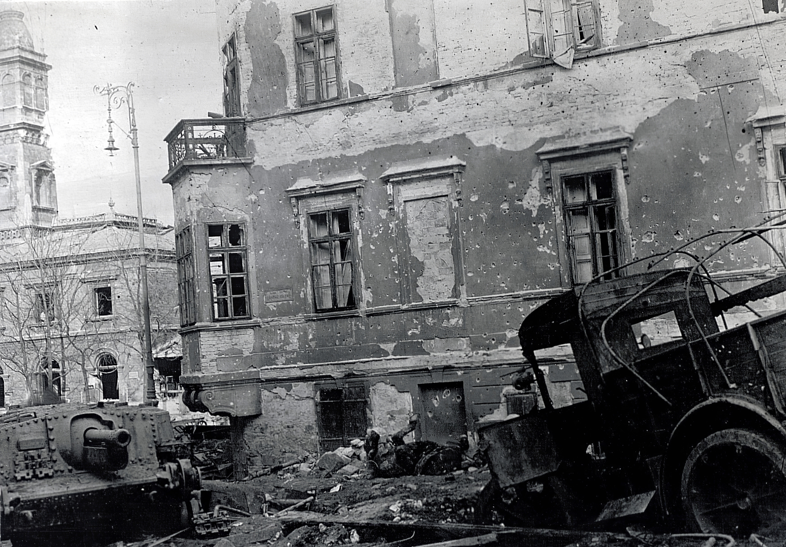 Hungary, Budapest I., Apród utca, balra a háttérben a Várkert Kioszk. Balra egy elhagyott 1940/43 M Zrínyi rohamtarack., 1945, Vörös Hadsereg, wreck, Budapest, assault gun, Breda 32M , track, bullet hole, Fortepan #217748