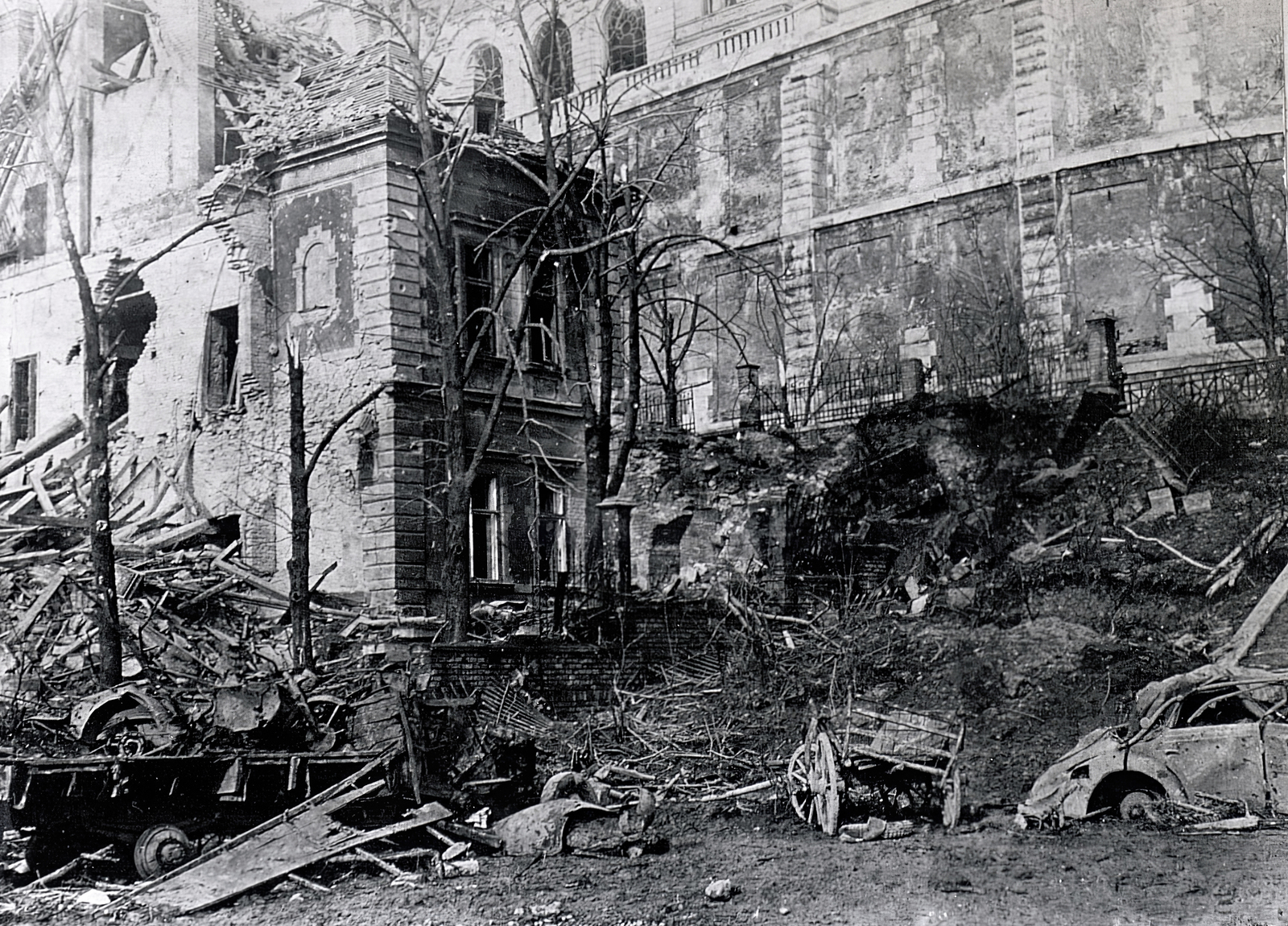Hungary, Budapest I., szemben a Váralja utca - Palota út közötti lerombolt épület, fent a kőkörlát mögött a Lovarda részlete látszik., 1945, Vörös Hadsereg, chariot, wreck, Budapest, Fortepan #217749