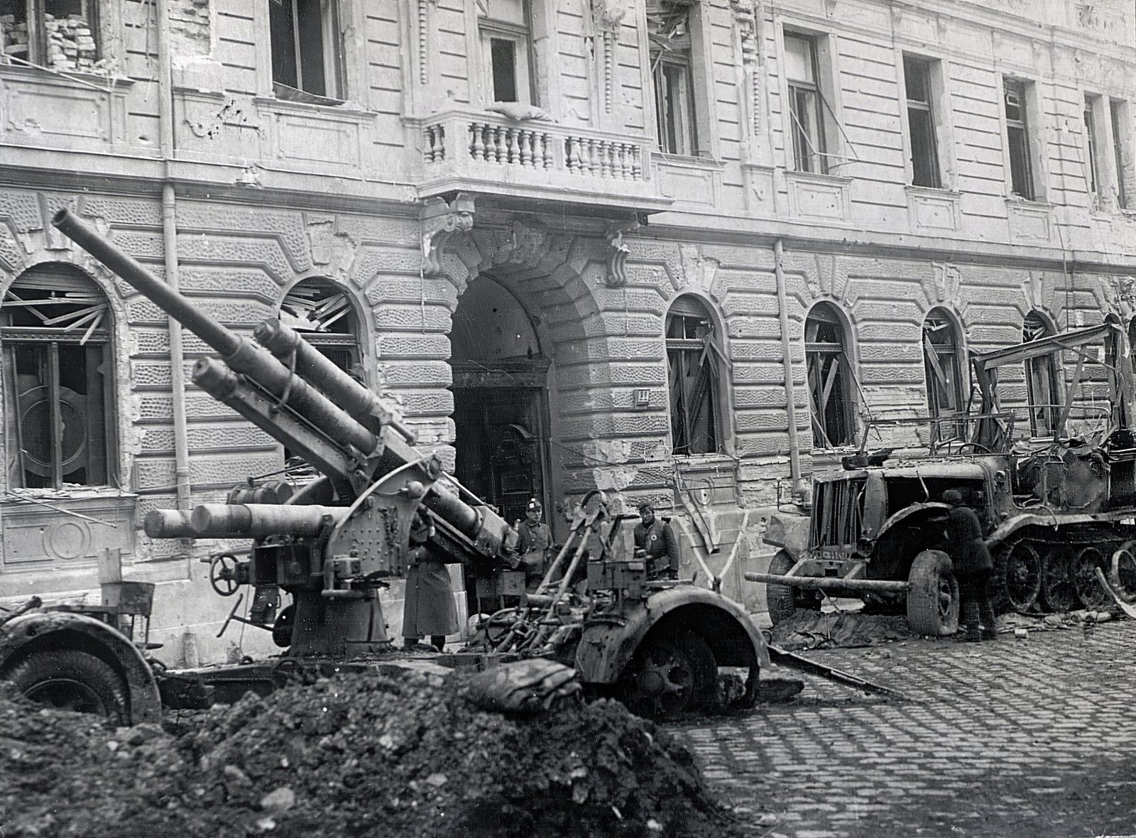 Hungary, Budapest I., Attila út 79. (ekkor IV. Béla út 39.)., 1945, Vörös Hadsereg, wreck, Budapest, Anti aircraft cannon, Fortepan #217765