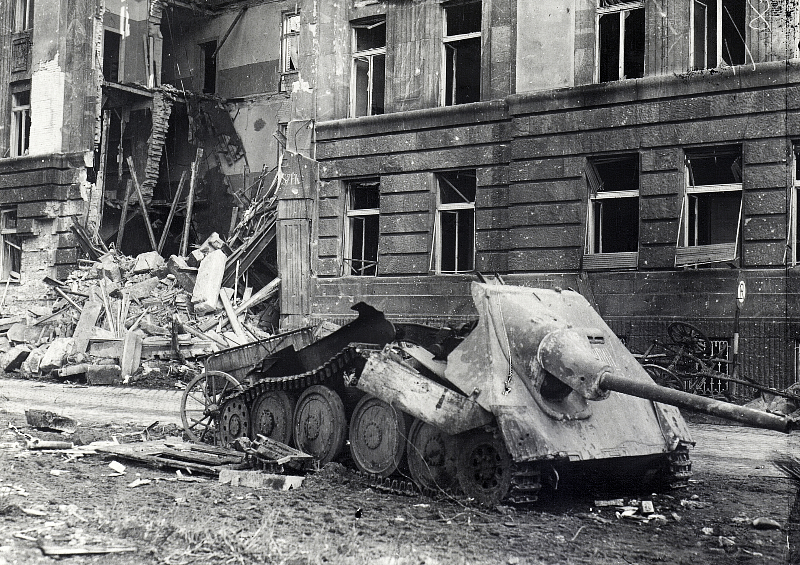 Magyarország, Budapest II., Fő utca 81., a Legfőbb Állami Számvevőszék épülete (később Külügyminisztérium)., 1945, Vörös Hadsereg, járműroncs, Budapest, Jagdpanzer 38(t), Sd.Kfz 138/2 Hetzer, Fortepan #217773