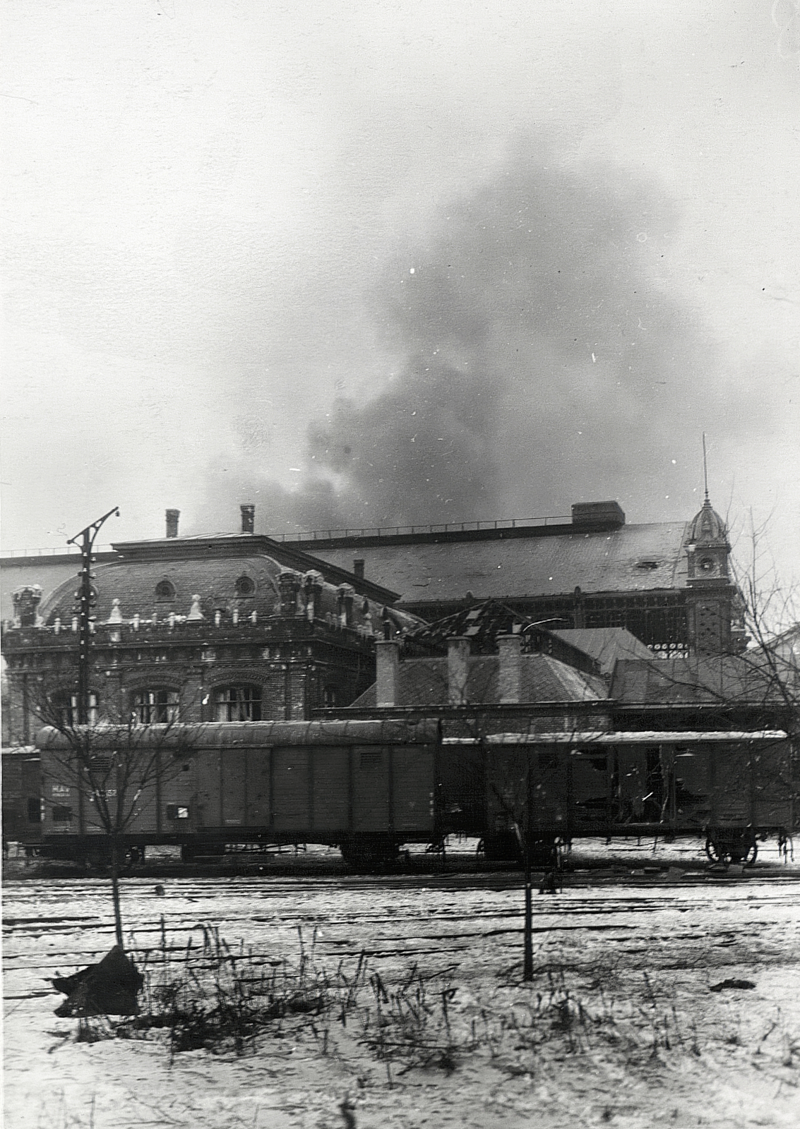 Magyarország, Budapest VI., Eiffel tér (ekkor névtelen) a Nyugati pályaudvar indulási oldalánál., 1945, Vörös Hadsereg, Budapest, hó, vagon, füstfelhő, Fortepan #217779