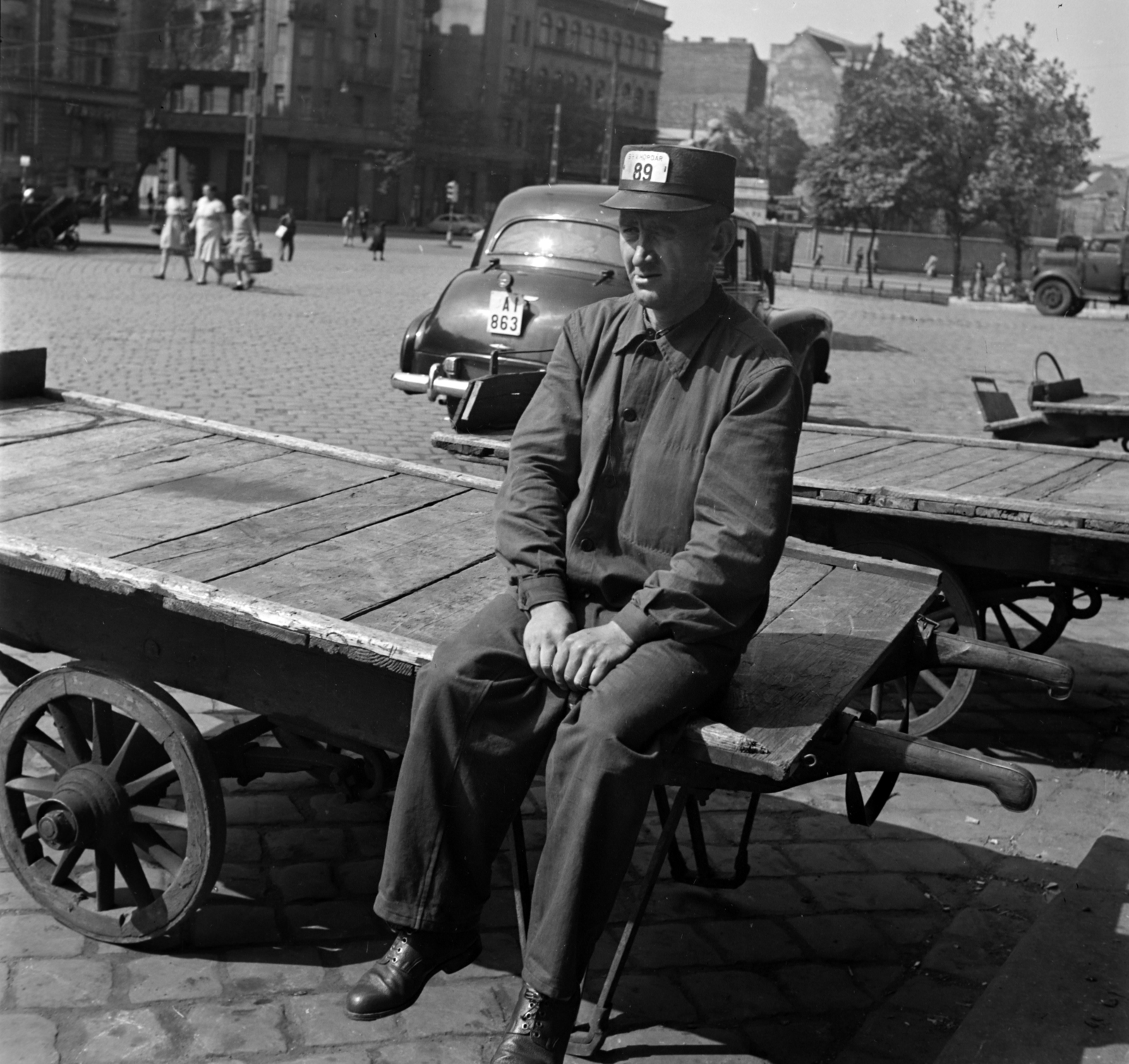 Magyarország, Budapest VIII., Kerepesi út, Keleti pályaudvar, érkezési oldal, a háttérben a Park Szálló., 1954, Kotnyek Antal, Ráth Károly, kézikocsi, hordár, Budapest, Fortepan #21778